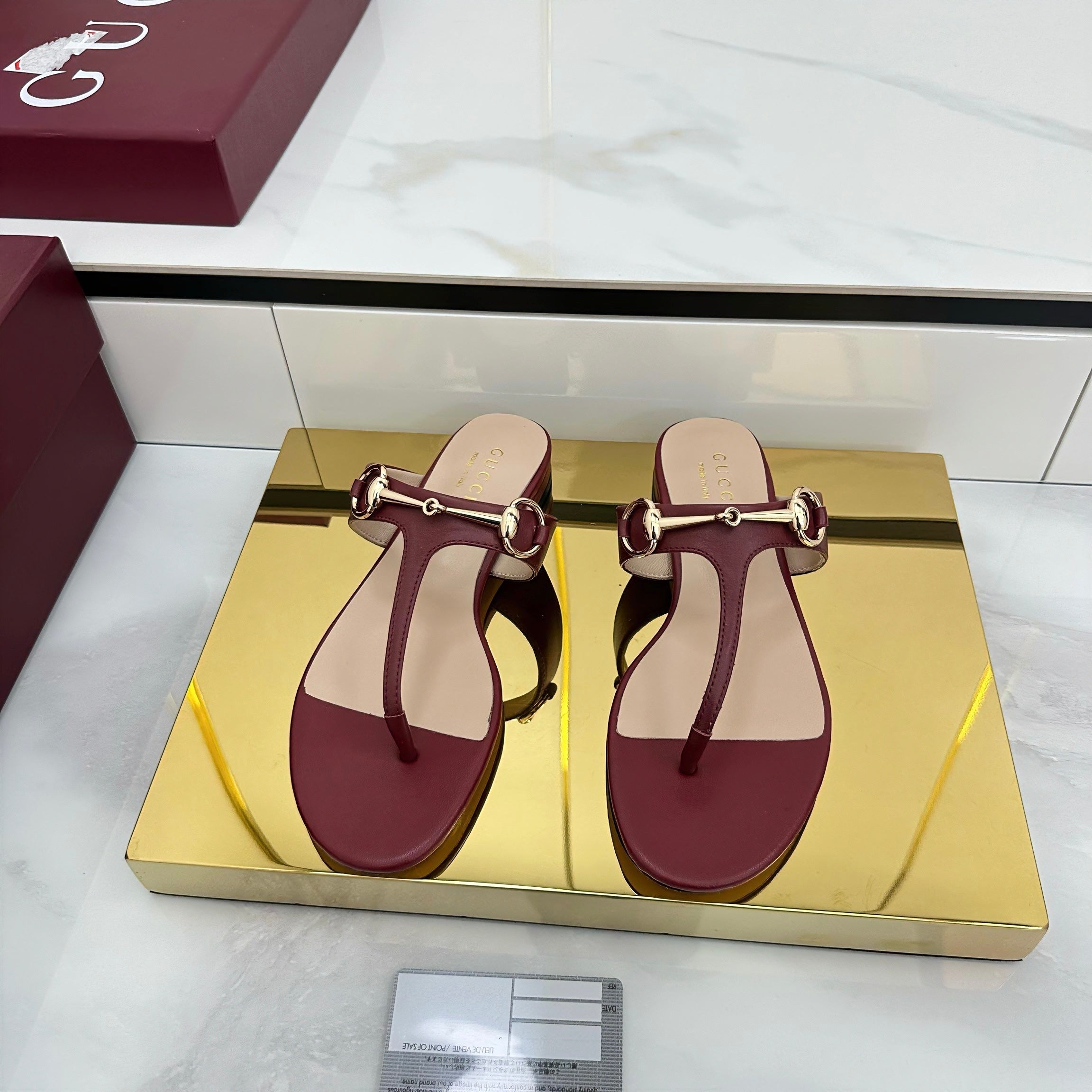 GUCCI THONG SANDALS IN RED LAMBSKIN WITH GOLD HARDWARE