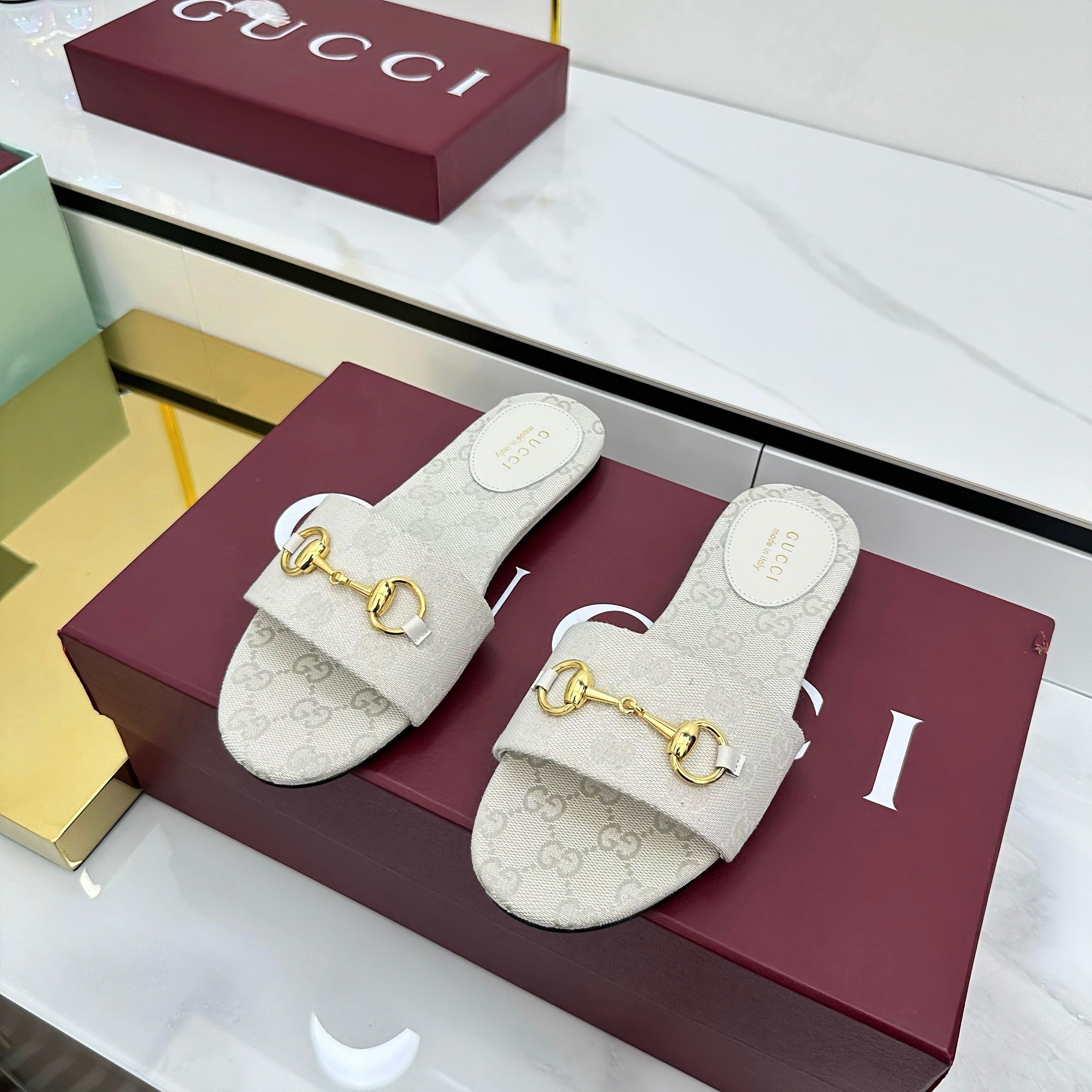 GUCCI SLIDES IN IVORY WITH GOLD HARDWARE