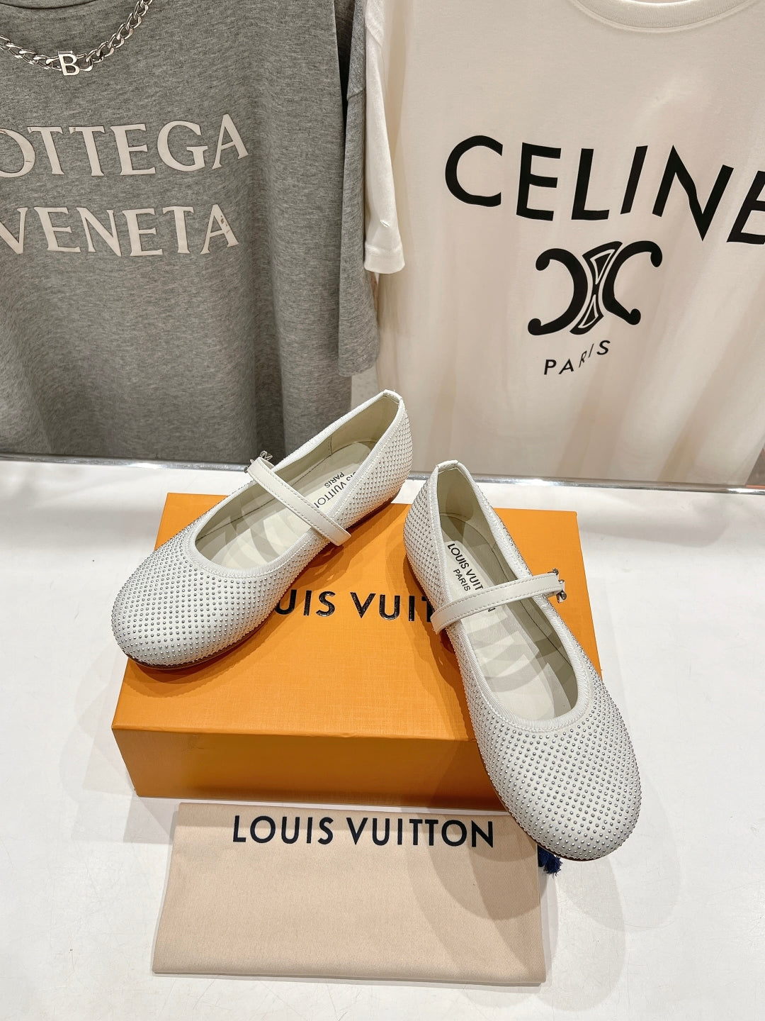 LOUIS VUITTON ROMY FLAT BALLERINA IN WHITE LAMBSKIN EMBELLISHED SILVER-TONED STUDS