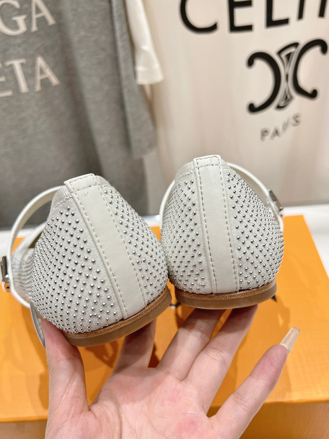 LOUIS VUITTON ROMY FLAT BALLERINA IN WHITE LAMBSKIN EMBELLISHED SILVER-TONED STUDS