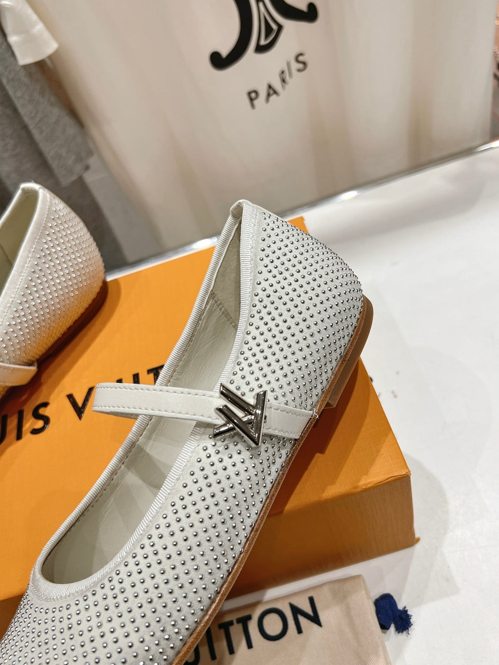 LOUIS VUITTON ROMY FLAT BALLERINA IN WHITE LAMBSKIN EMBELLISHED SILVER-TONED STUDS