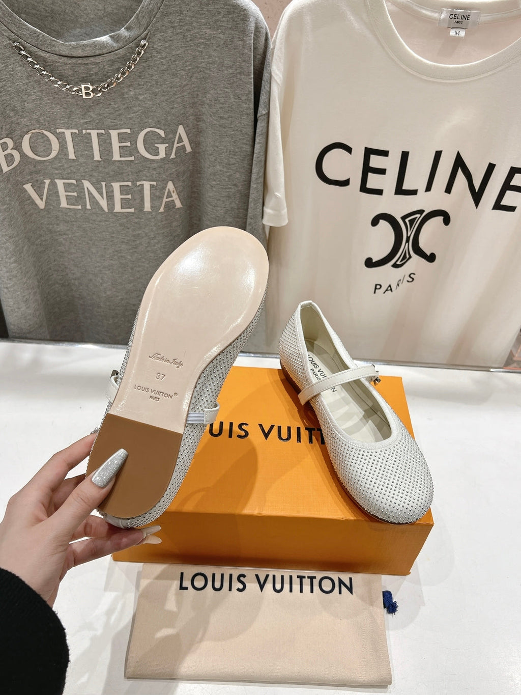 LOUIS VUITTON ROMY FLAT BALLERINA IN WHITE LAMBSKIN EMBELLISHED SILVER-TONED STUDS