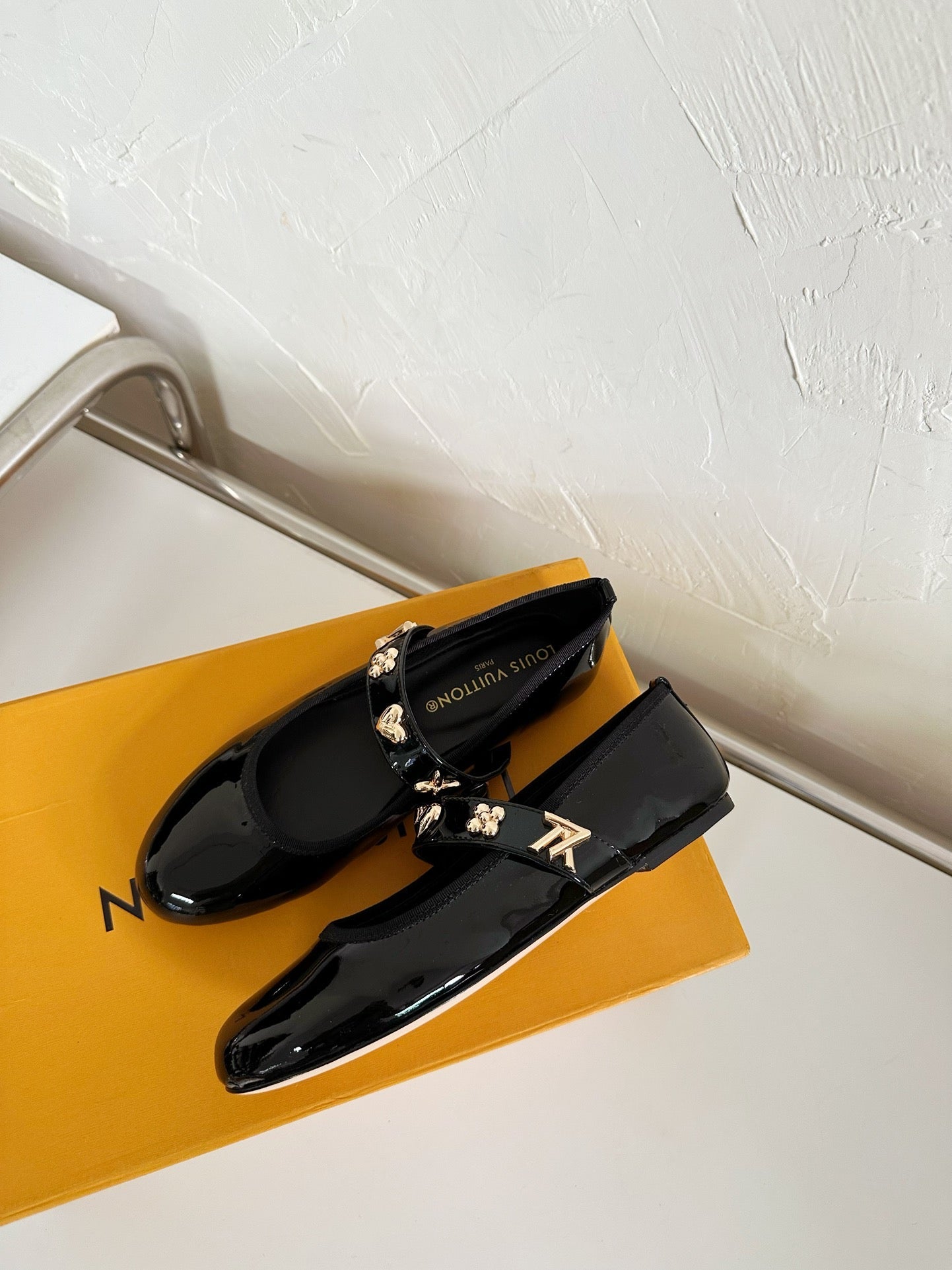 LOUIS VUITTON ROMY FLAT BALLERINA IN BLACK PATENT CALFSKIN