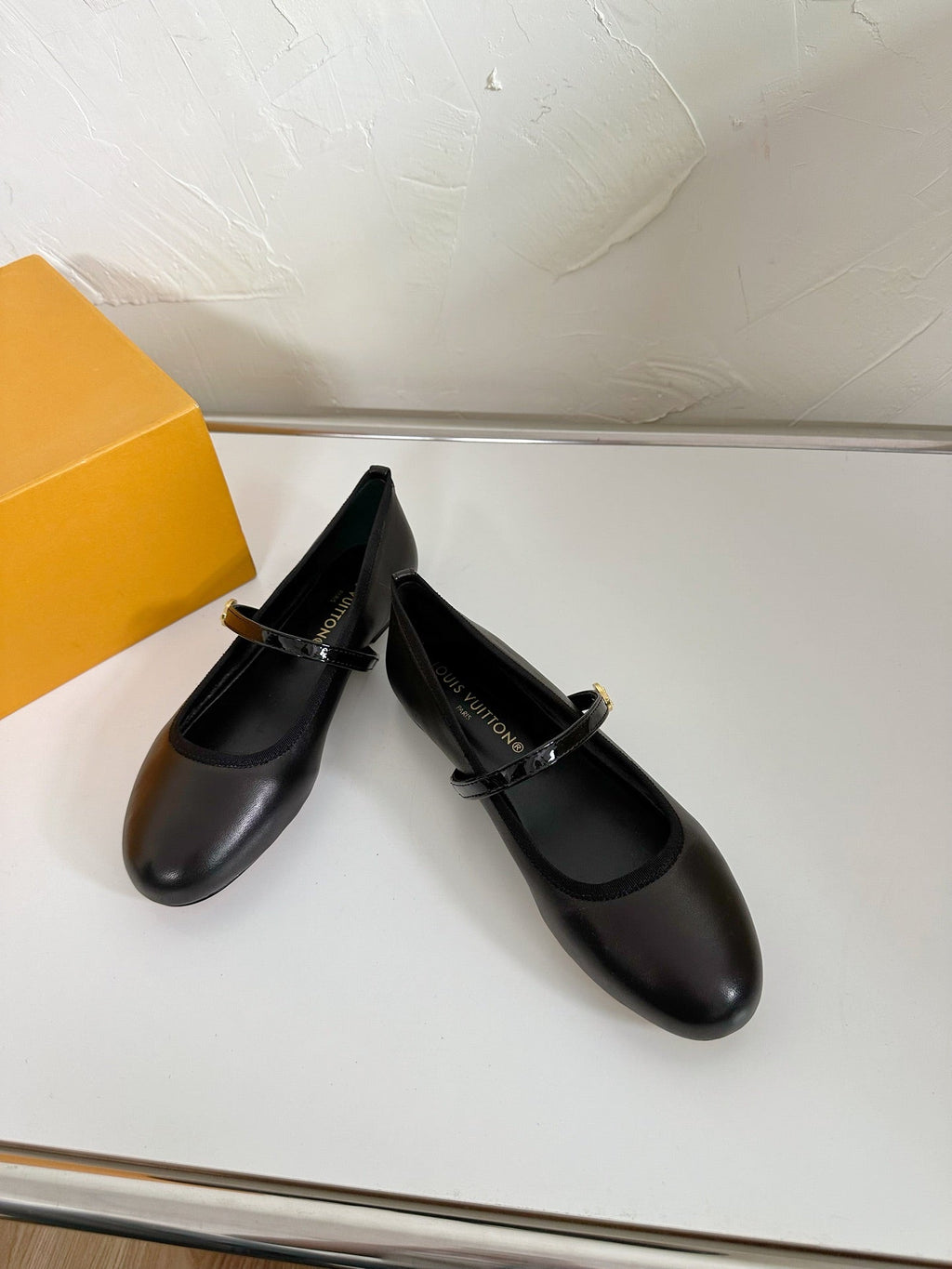 LOUIS VUITTON ROMY FLAT BALLERINA IN BLACK CALFSKIN