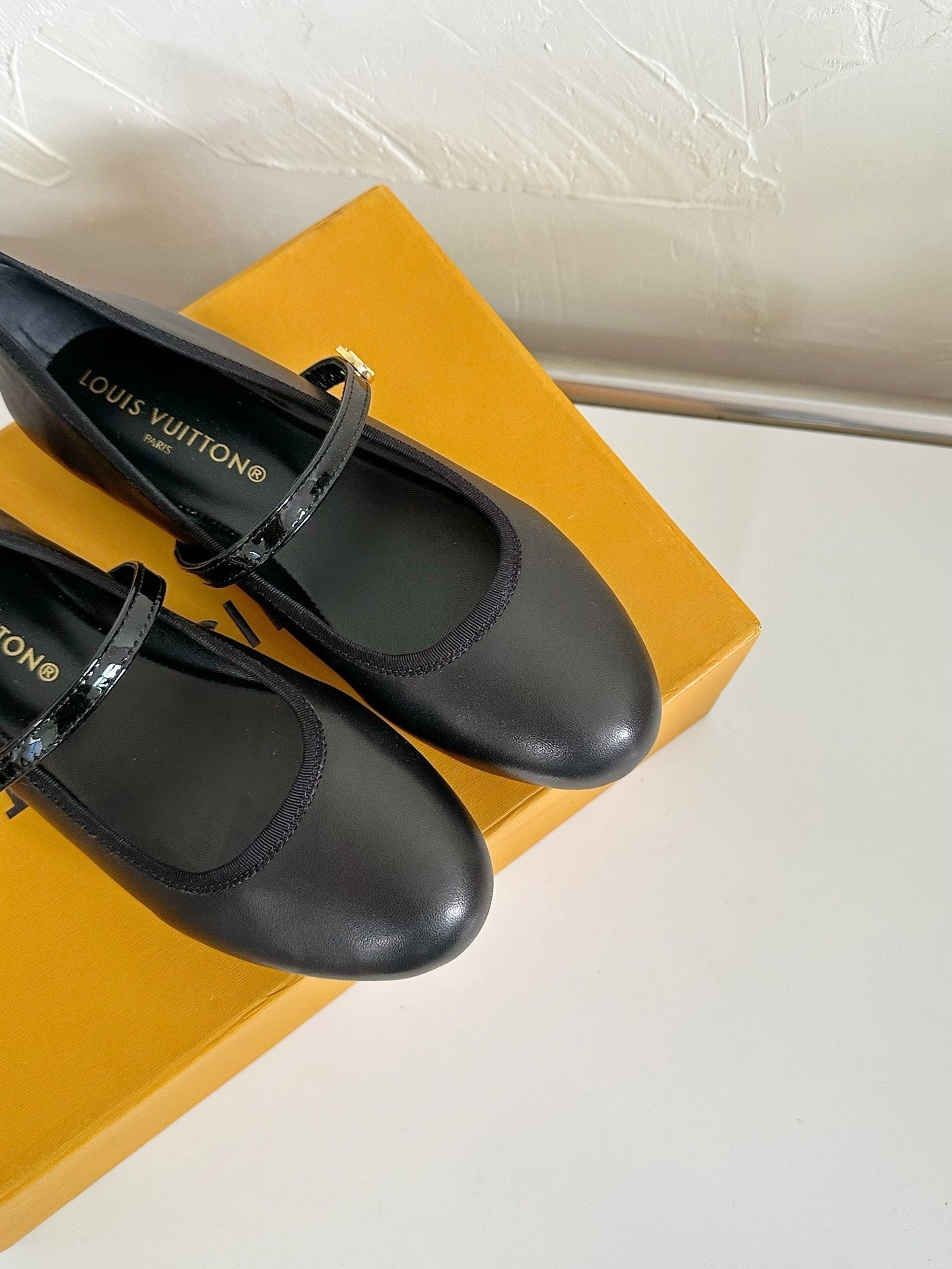 LOUIS VUITTON ROMY FLAT BALLERINA IN BLACK CALFSKIN