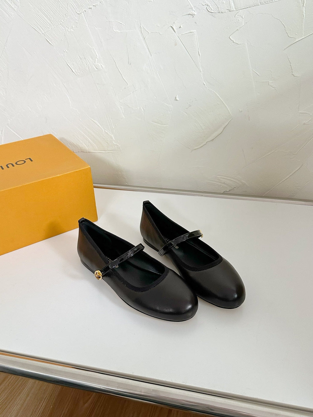 LOUIS VUITTON ROMY FLAT BALLERINA IN BLACK CALFSKIN