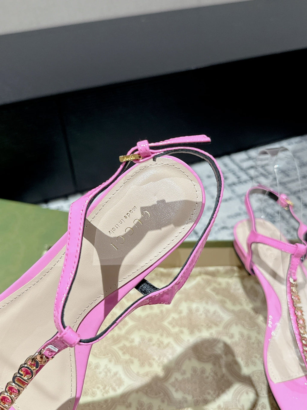 GUCCI THONG SANDAL IN FUSCIA PINK CALFSKIN WITH GOLD HARDWARE