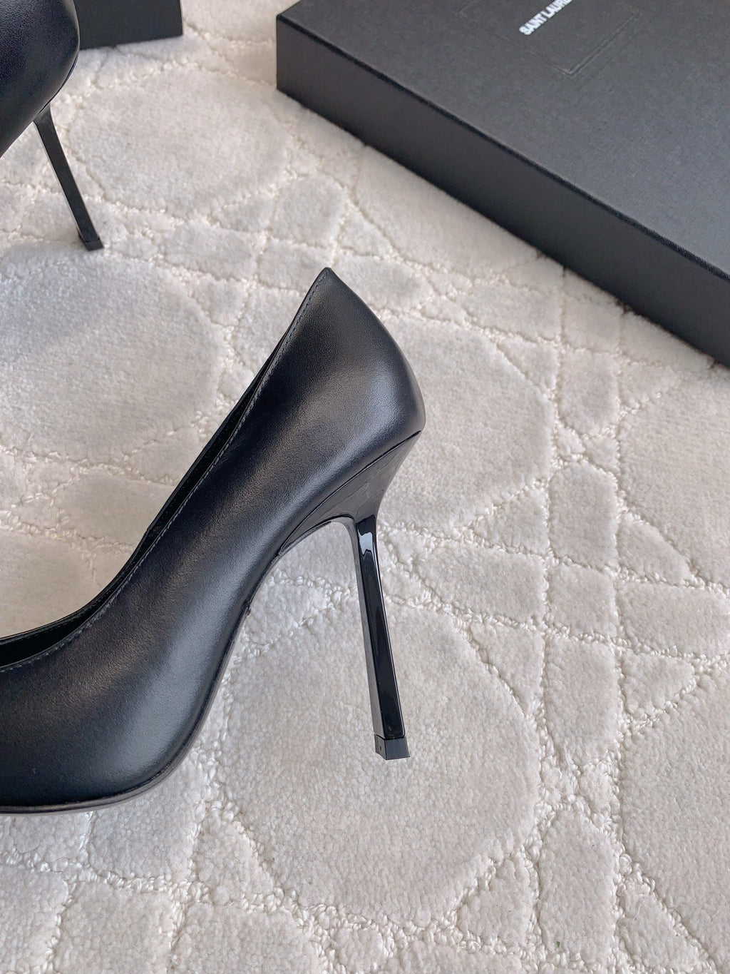 LOUIS VUITTON HIGH HEEL 10 CM PUMP IN BLACK CALFSKIN WITH GOLD HARDWARE