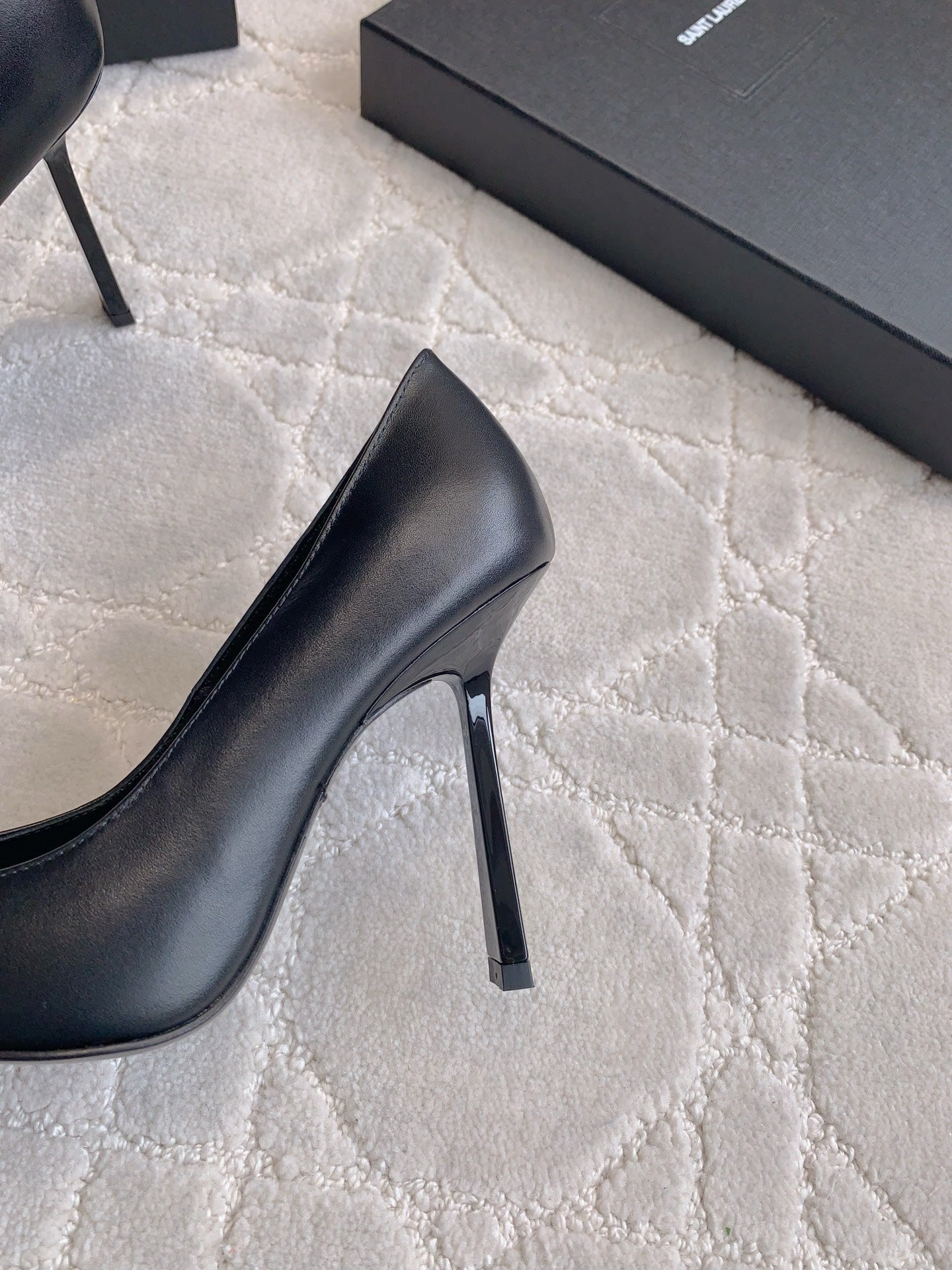 LOUIS VUITTON HIGH HEEL 10 CM PUMP IN BLACK CALFSKIN WITH GOLD HARDWARE