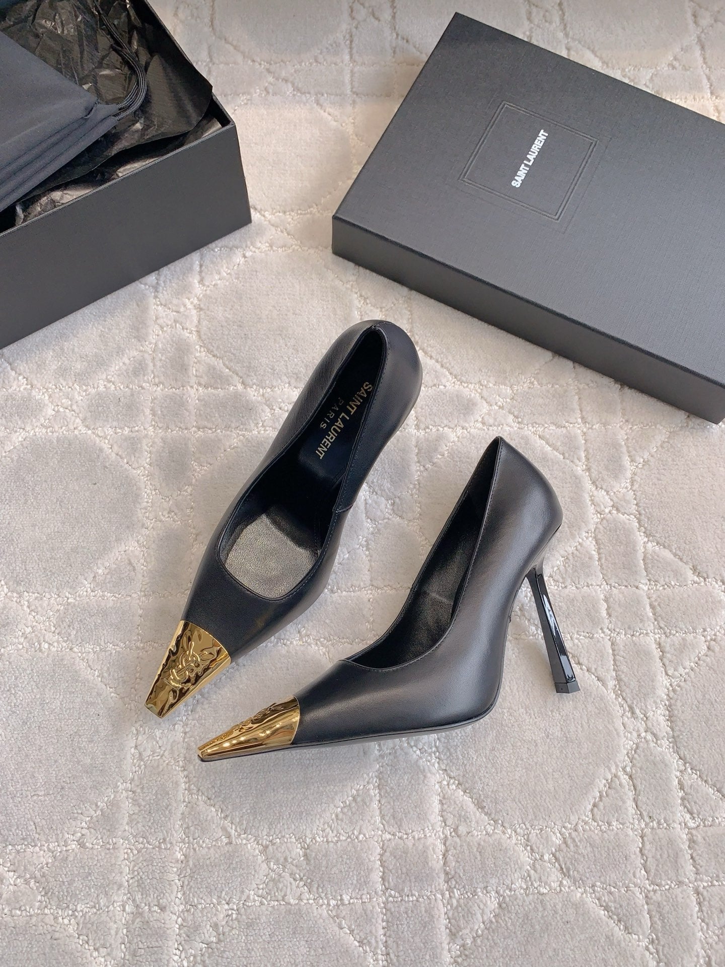 LOUIS VUITTON HIGH HEEL 10 CM PUMP IN BLACK CALFSKIN WITH GOLD HARDWARE