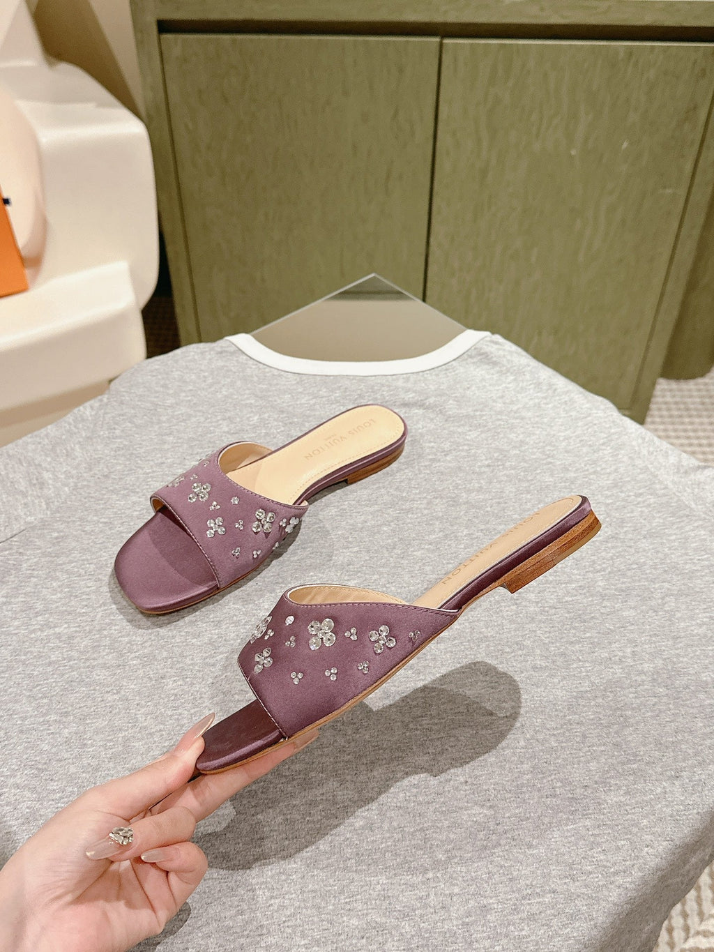 LOUIS VUITTON LV WOMEN FLAT MULE IN MAUVE PURPLE SATIN WITH RHINESTONE