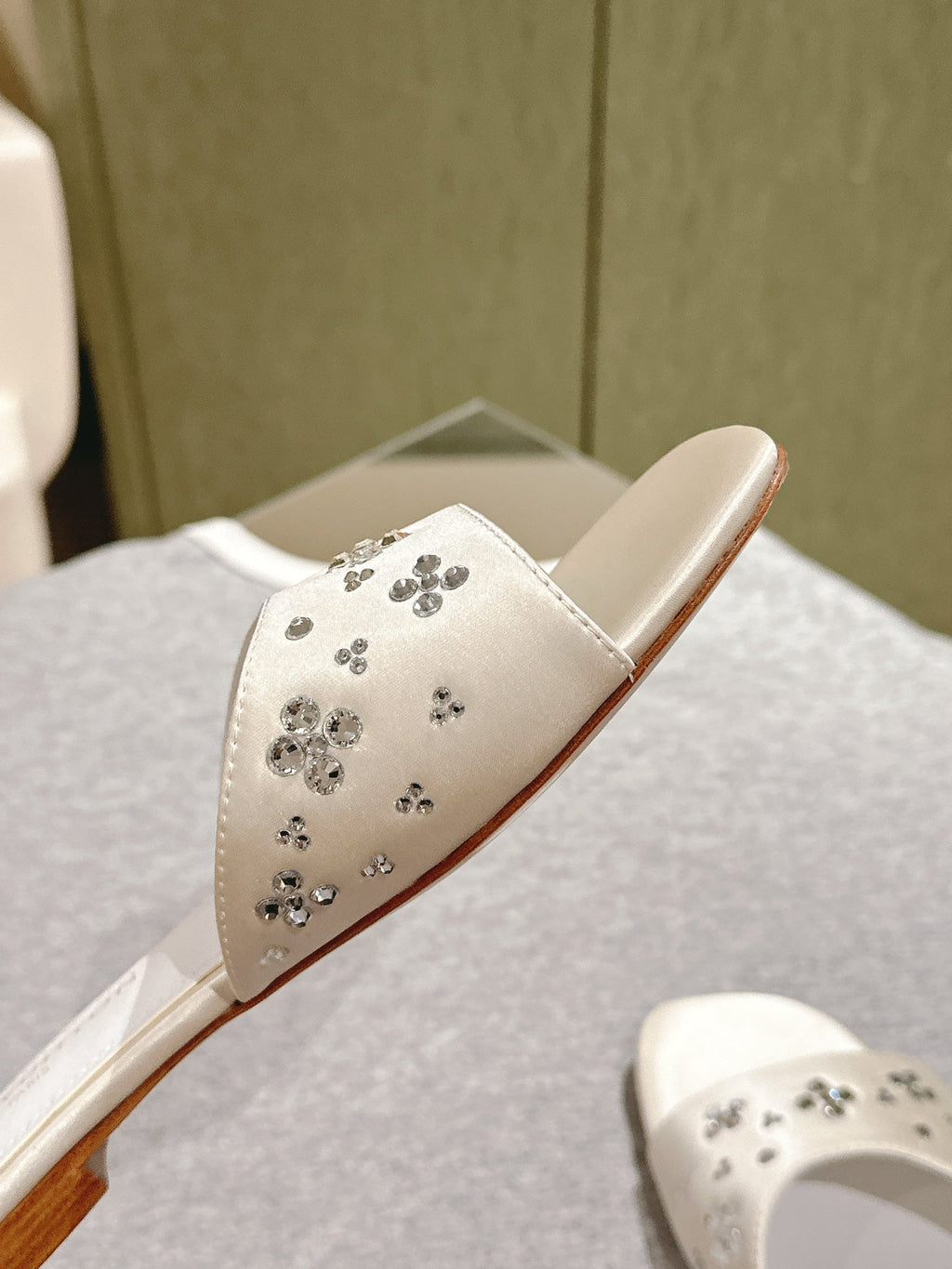 LOUIS VUITTON LV WOMEN FLAT MULE IN WHITE SATIN WITH RHINESTONE
