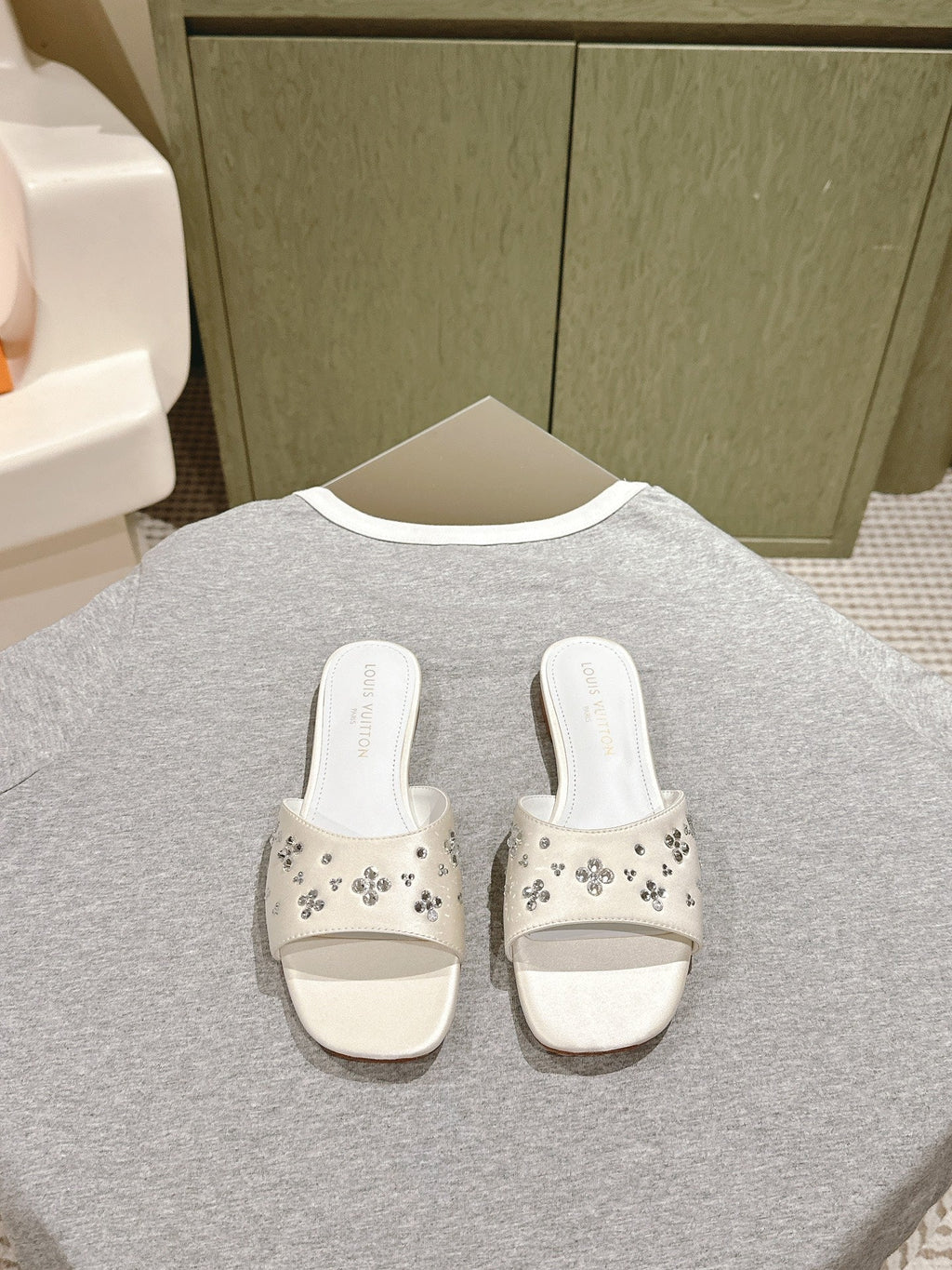 LOUIS VUITTON LV WOMEN FLAT MULE IN WHITE SATIN WITH RHINESTONE