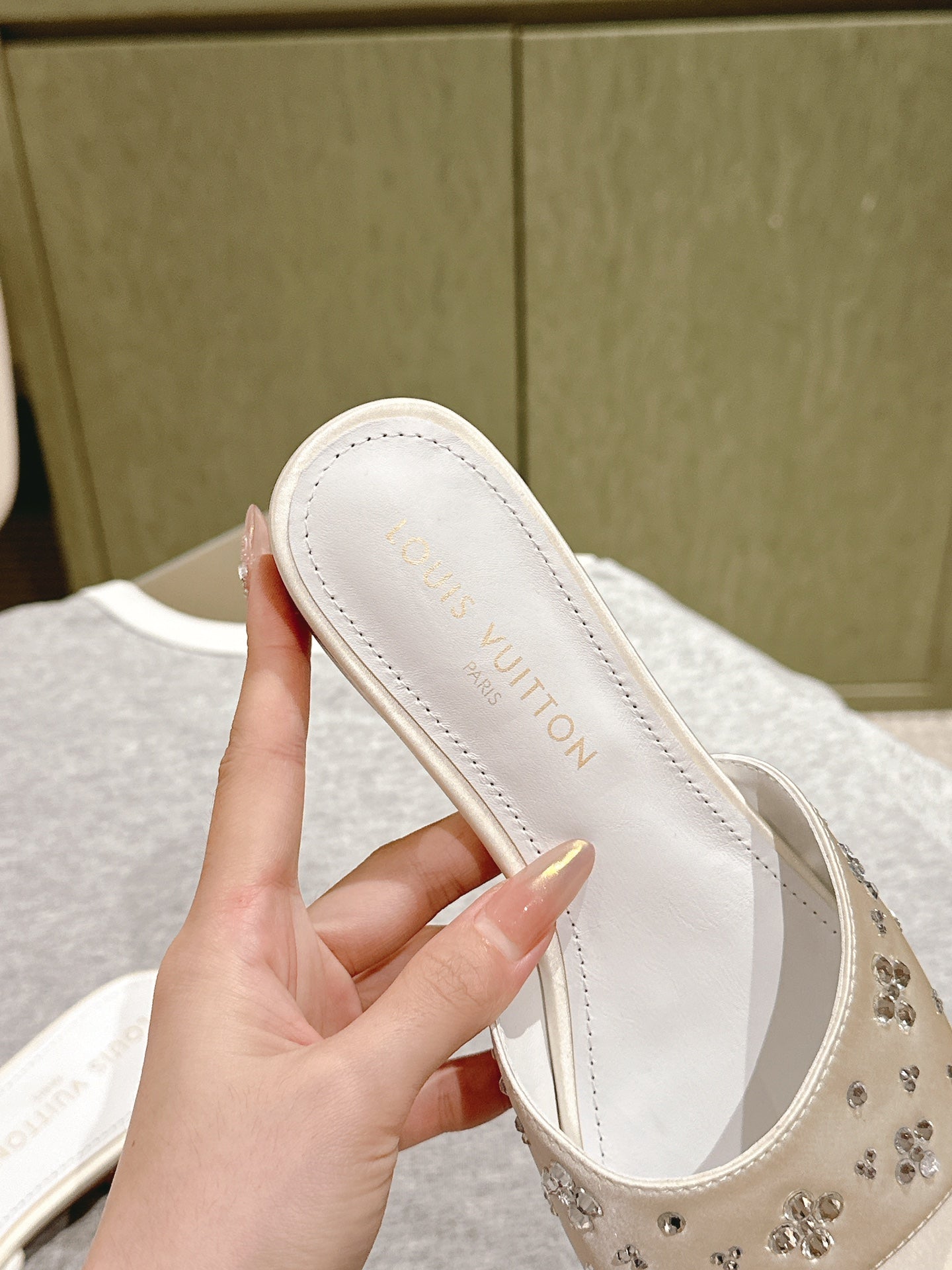 LOUIS VUITTON LV WOMEN FLAT MULE IN WHITE SATIN WITH RHINESTONE
