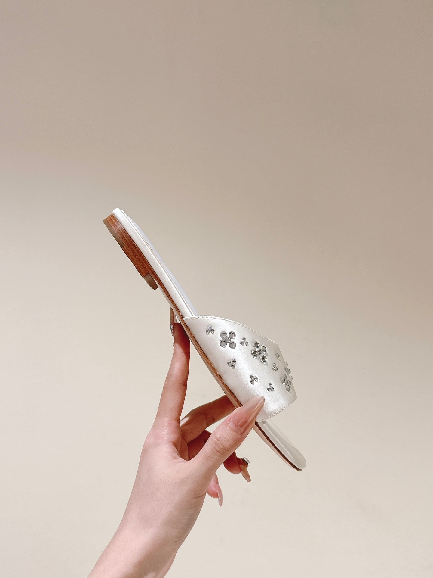 LOUIS VUITTON LV WOMEN FLAT MULE IN WHITE SATIN WITH RHINESTONE