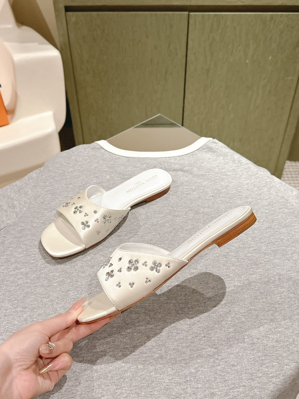 LOUIS VUITTON LV WOMEN FLAT MULE IN WHITE SATIN WITH RHINESTONE