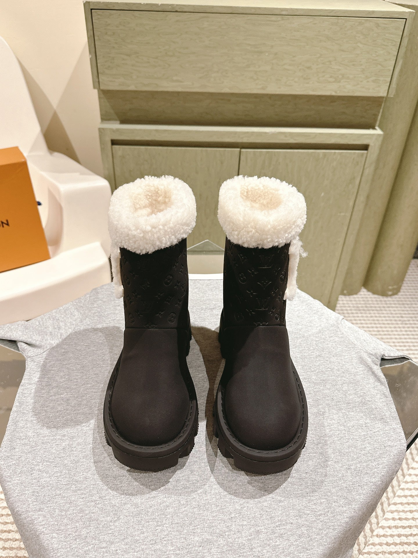 LOUIS VUITTON ANKLE BOOTS IN BLACK EMBOSSED CALFSKIN AND WHITE SHEARLING