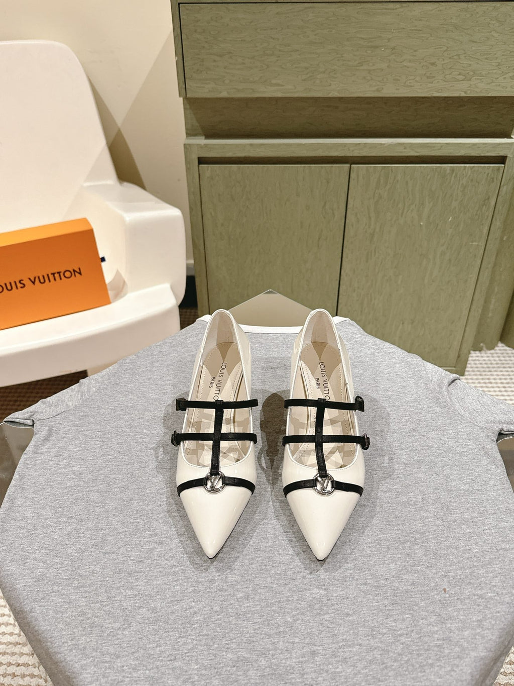 LOUIS VUITTON HIGH PUMP 45MM IN WHITE CALFSKIN WITH BLACK STRAPS