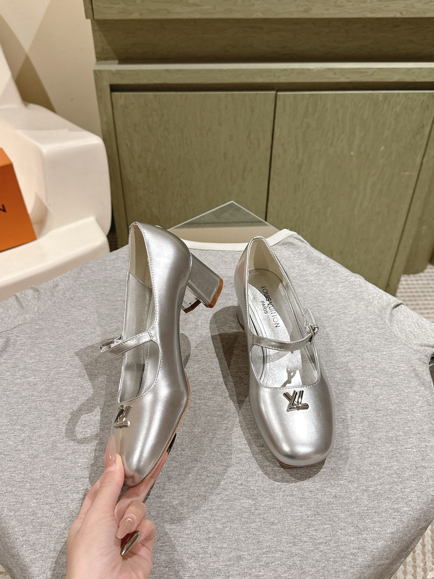 LOUIS VUITTON SWING HIGH MARY JANE 55 MM IN SILVER PATENT CALFSKIN