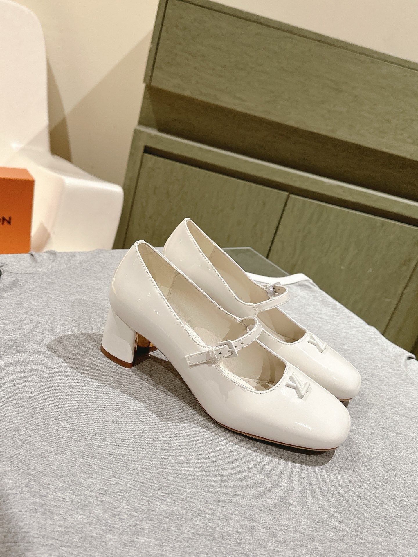 LOUIS VUITTON SWING HIGH MARY JANE 55 MM IN WHITE PATENT CALFSKIN