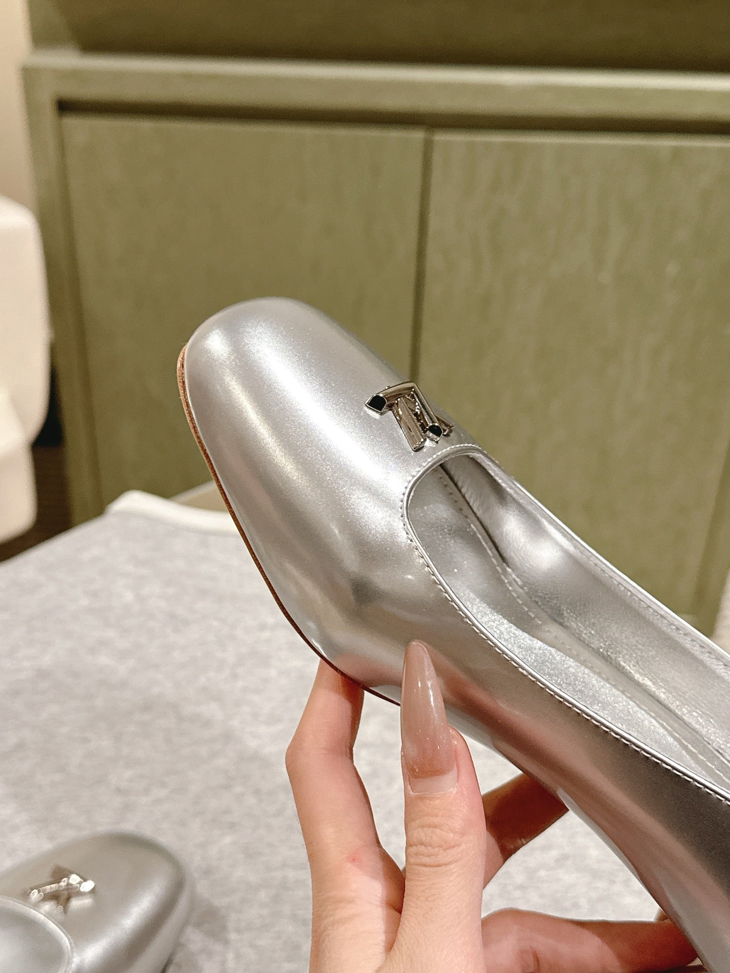 LOUIS VUITTON SWING HIGH PUMP 55 MM IN SILVER PATENT CALFSKIN