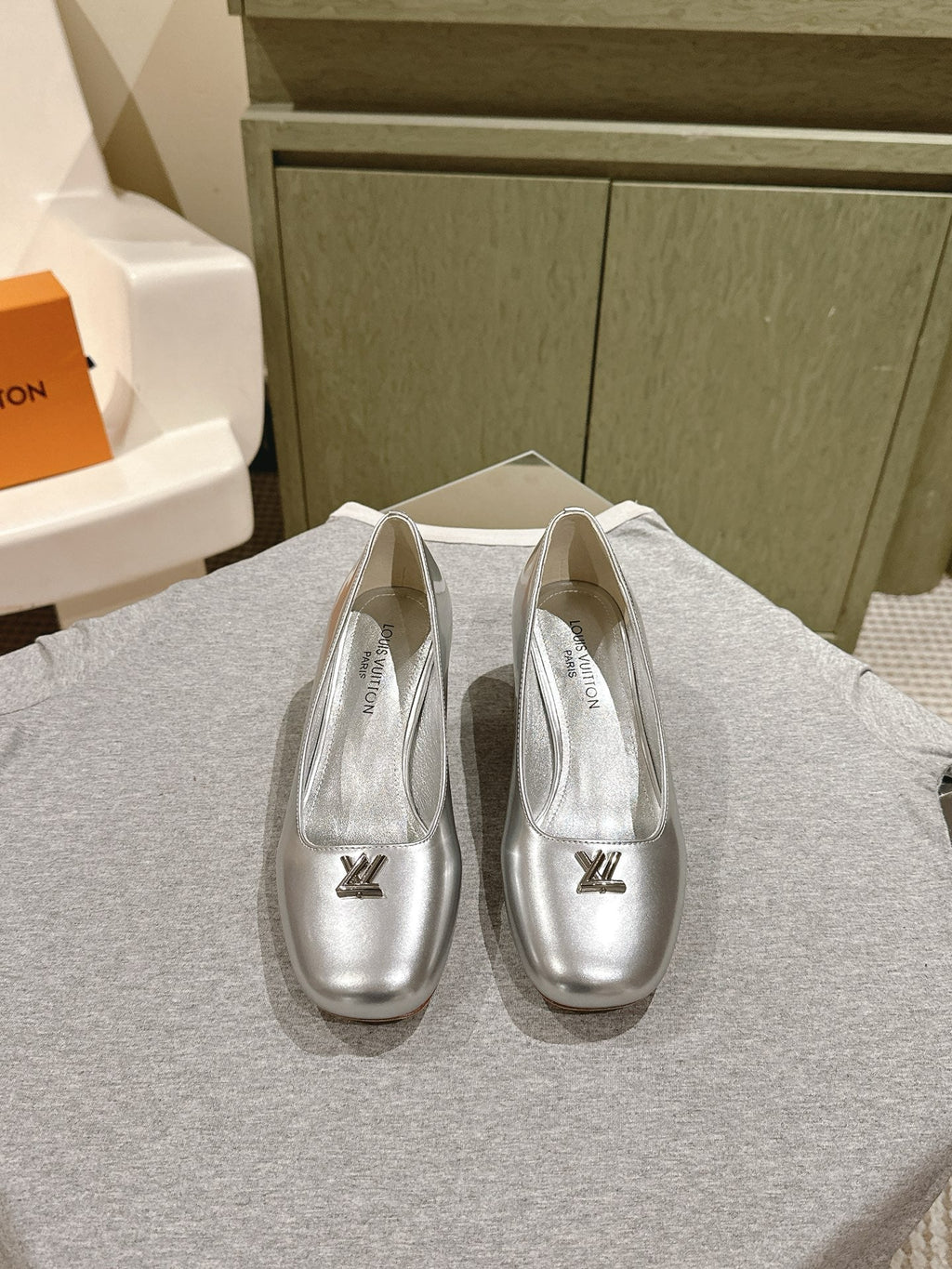 LOUIS VUITTON SWING HIGH PUMP 55 MM IN SILVER PATENT CALFSKIN