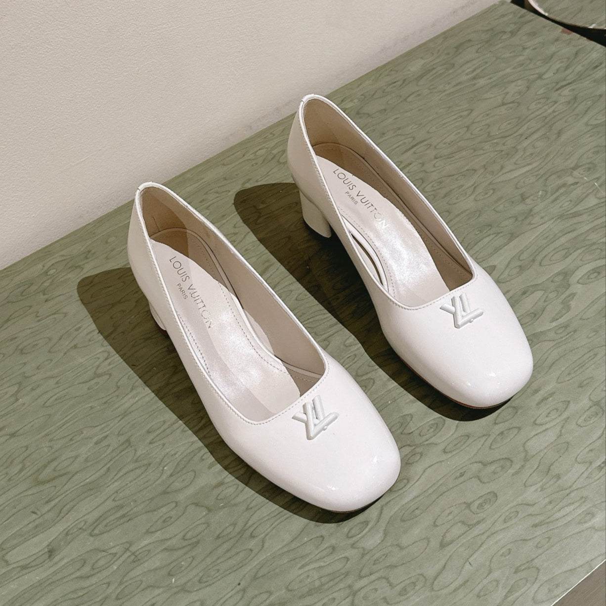 LOUIS VUITTON SWING HIGH PUMP 55 MM IN WHITE PATENT CALFSKIN