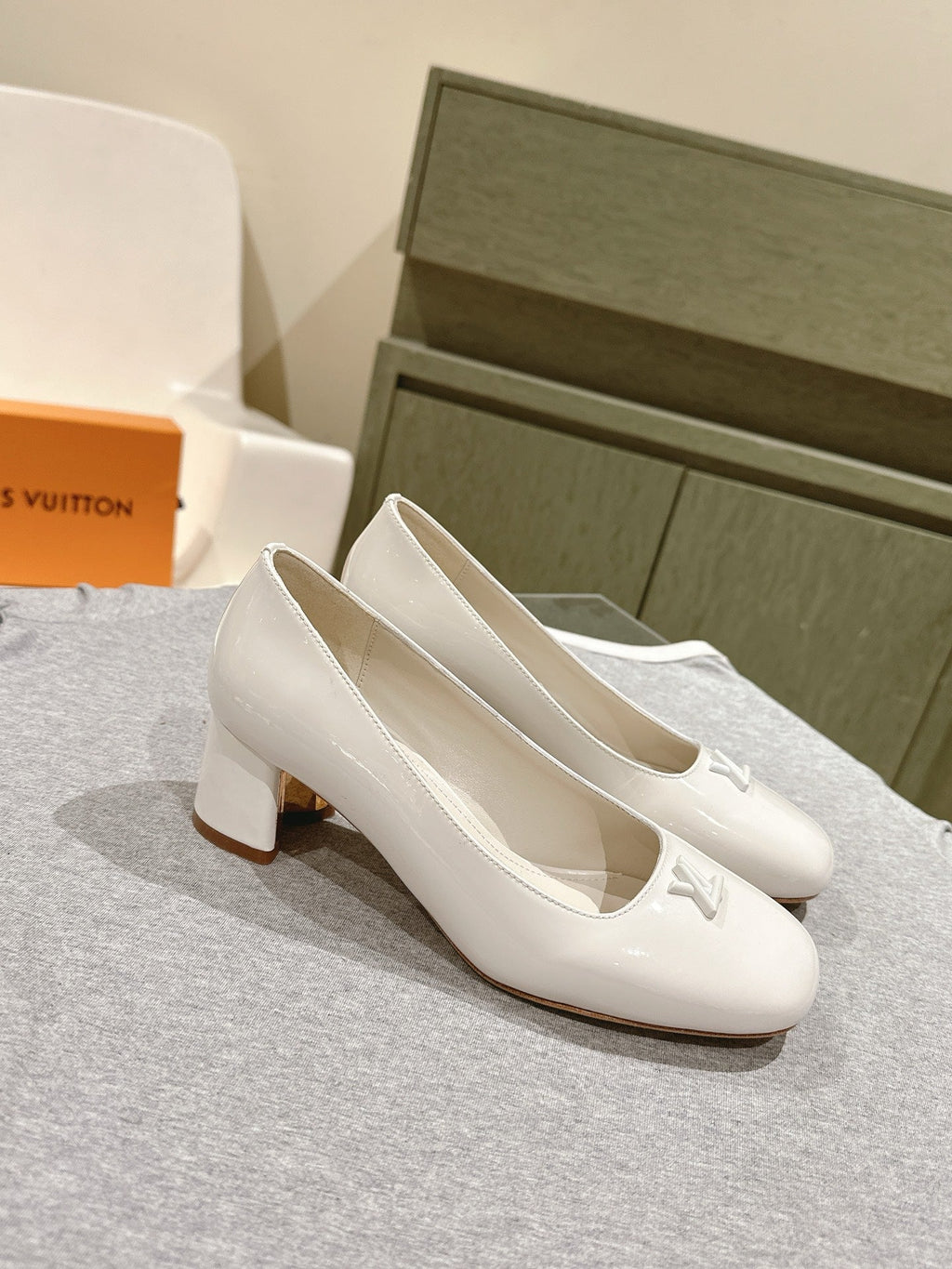 LOUIS VUITTON SWING HIGH PUMP 55 MM IN WHITE PATENT CALFSKIN