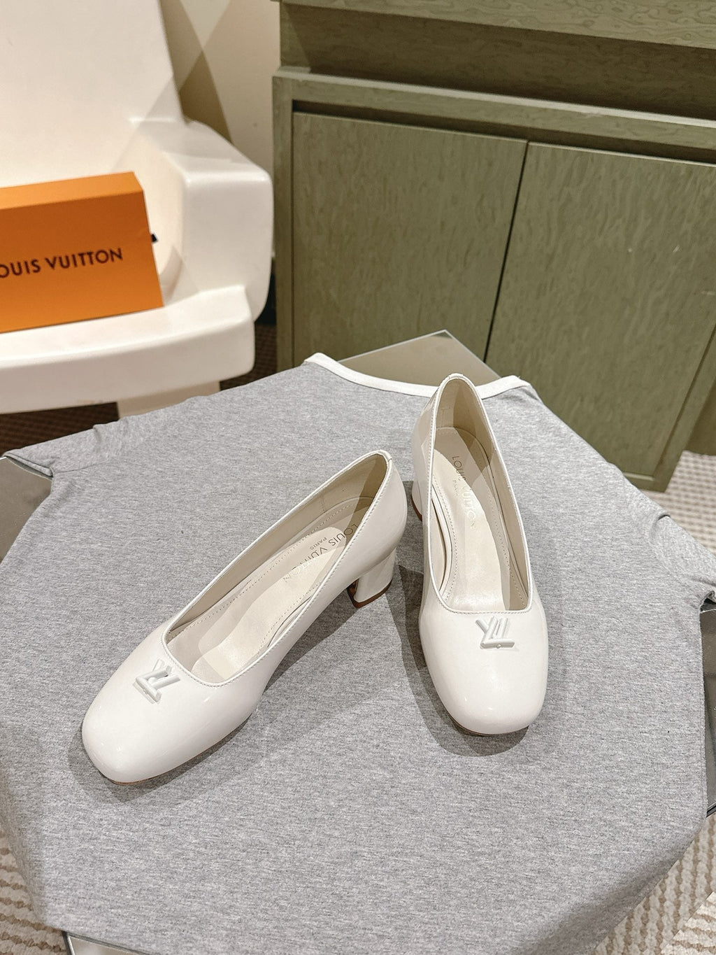 LOUIS VUITTON SWING HIGH PUMP 55 MM IN WHITE PATENT CALFSKIN