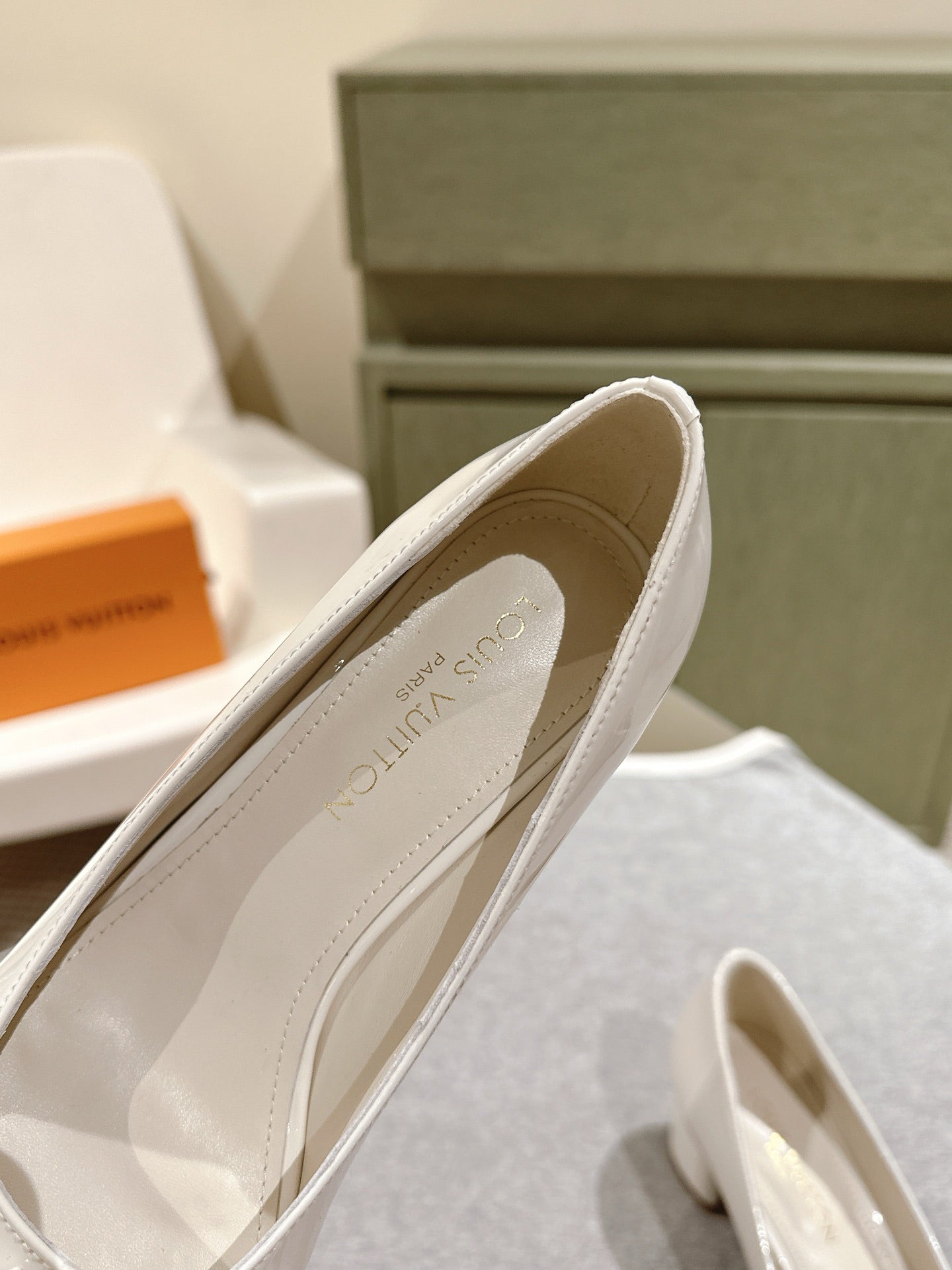 LOUIS VUITTON SWING HIGH PUMP 55 MM IN WHITE PATENT CALFSKIN