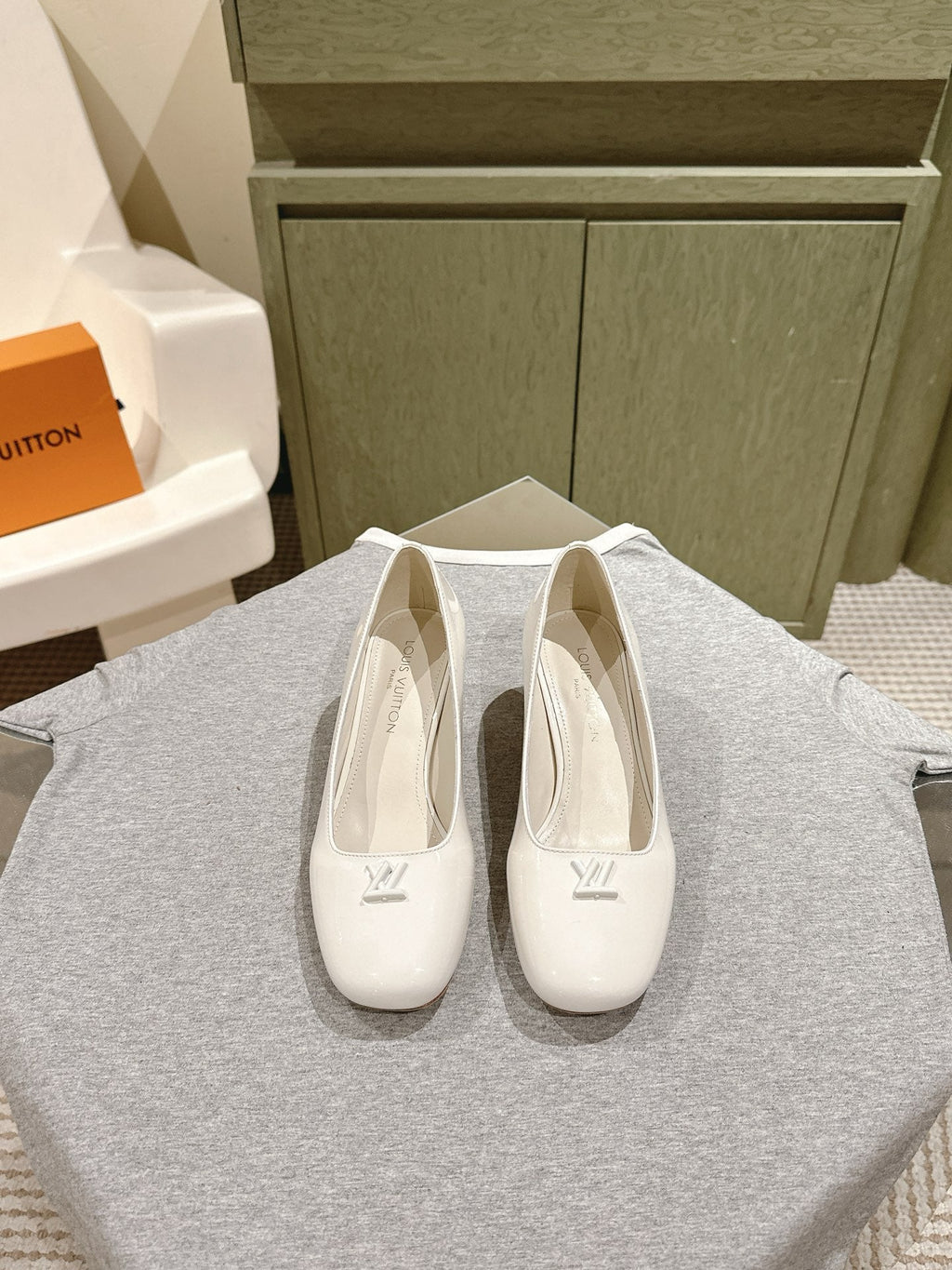 LOUIS VUITTON SWING HIGH PUMP 55 MM IN WHITE PATENT CALFSKIN