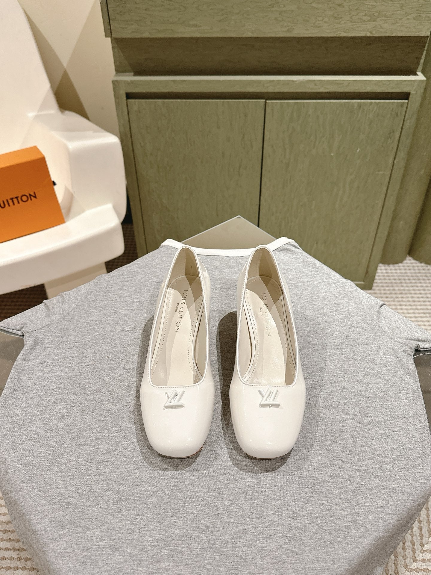 LOUIS VUITTON SWING HIGH PUMP 55 MM IN WHITE PATENT CALFSKIN