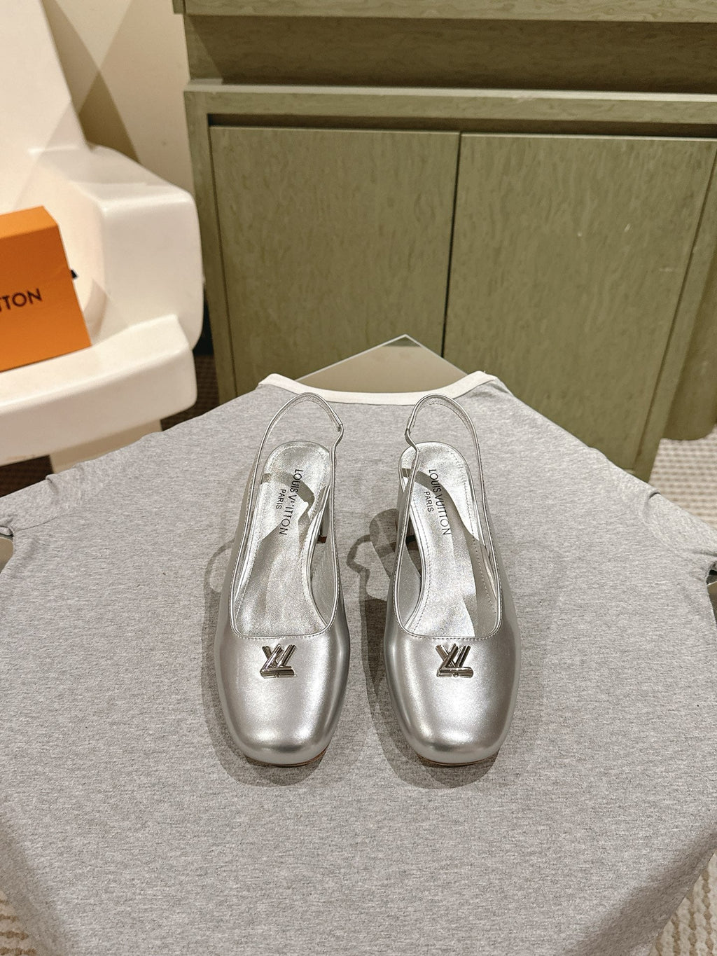 LOUIS VUITTON SWING SLINGBACK PUMP 55 MM IN SILVER CALFSKIN