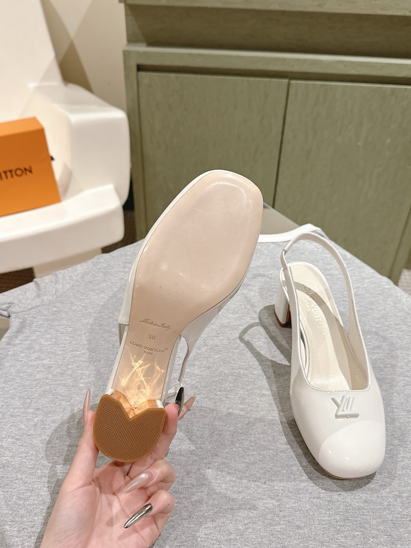 LOUIS VUITTON SWING SLINGBACK PUMP 55 MM IN WHITE PATENT CALFSKIN