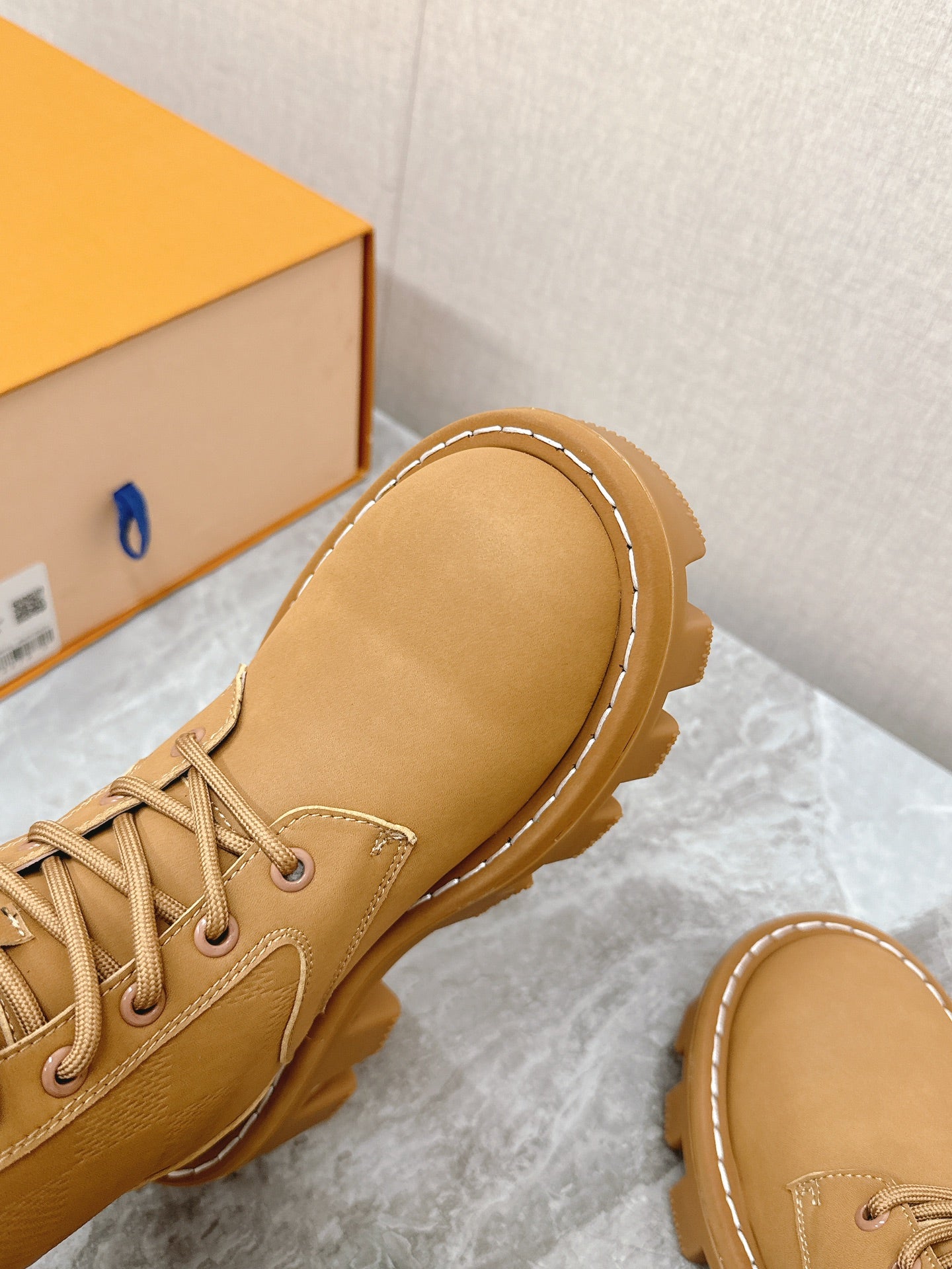 LOUIS VUITTON MARTIN ANKLE BOOTS IN PEANUT BROWN SUEDE AND WHITE SHEARLING LINING
