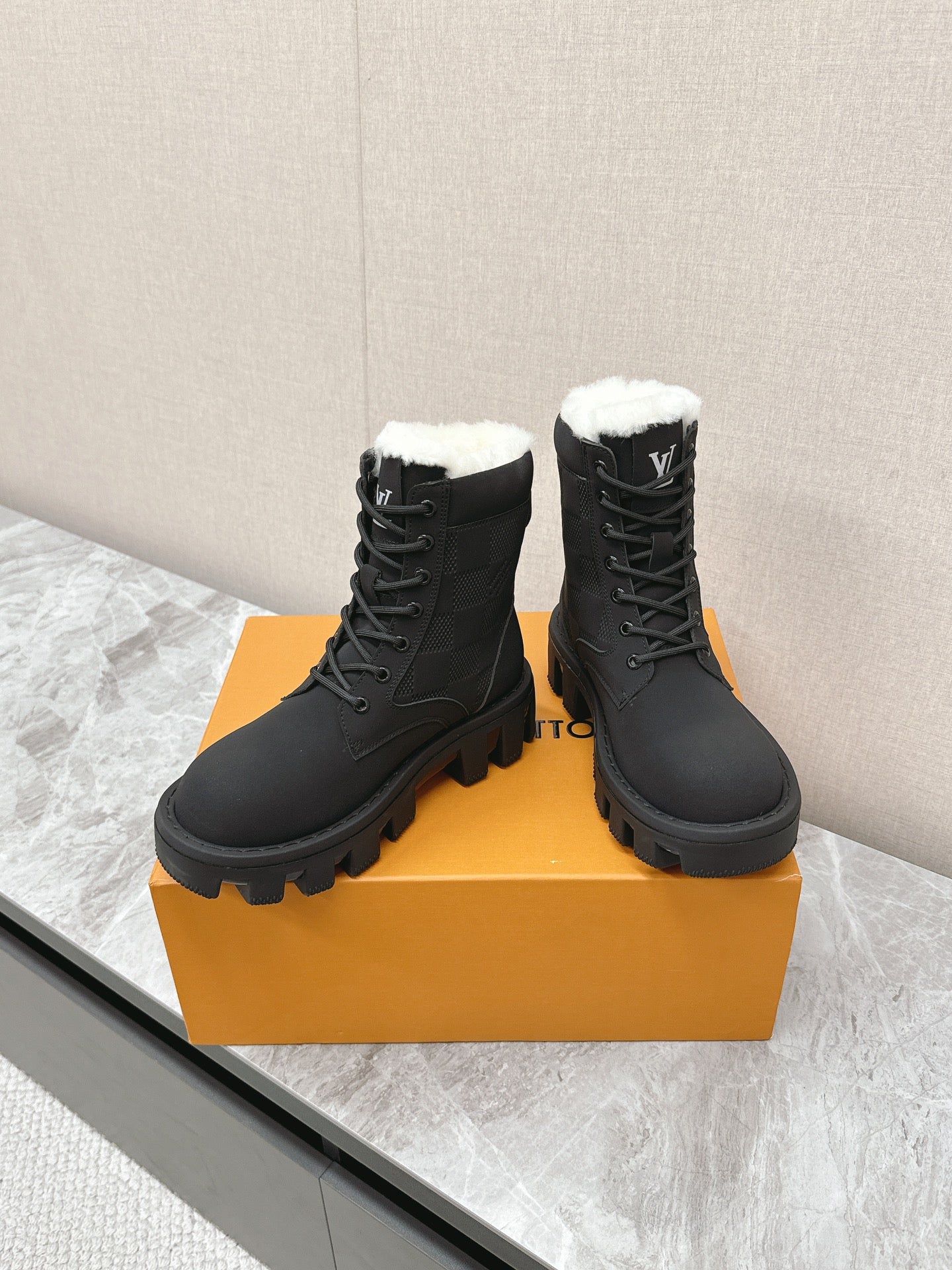 LOUIS VUITTON MARTIN ANKLE BOOTS IN BLACK SUEDE AND WHITE SHEARLING LINING