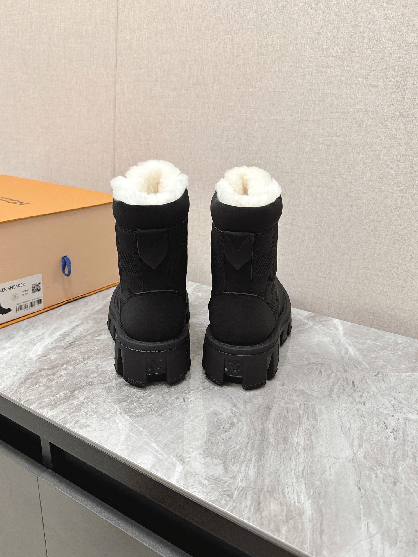 LOUIS VUITTON MARTIN ANKLE BOOTS IN BLACK SUEDE AND WHITE SHEARLING LINING