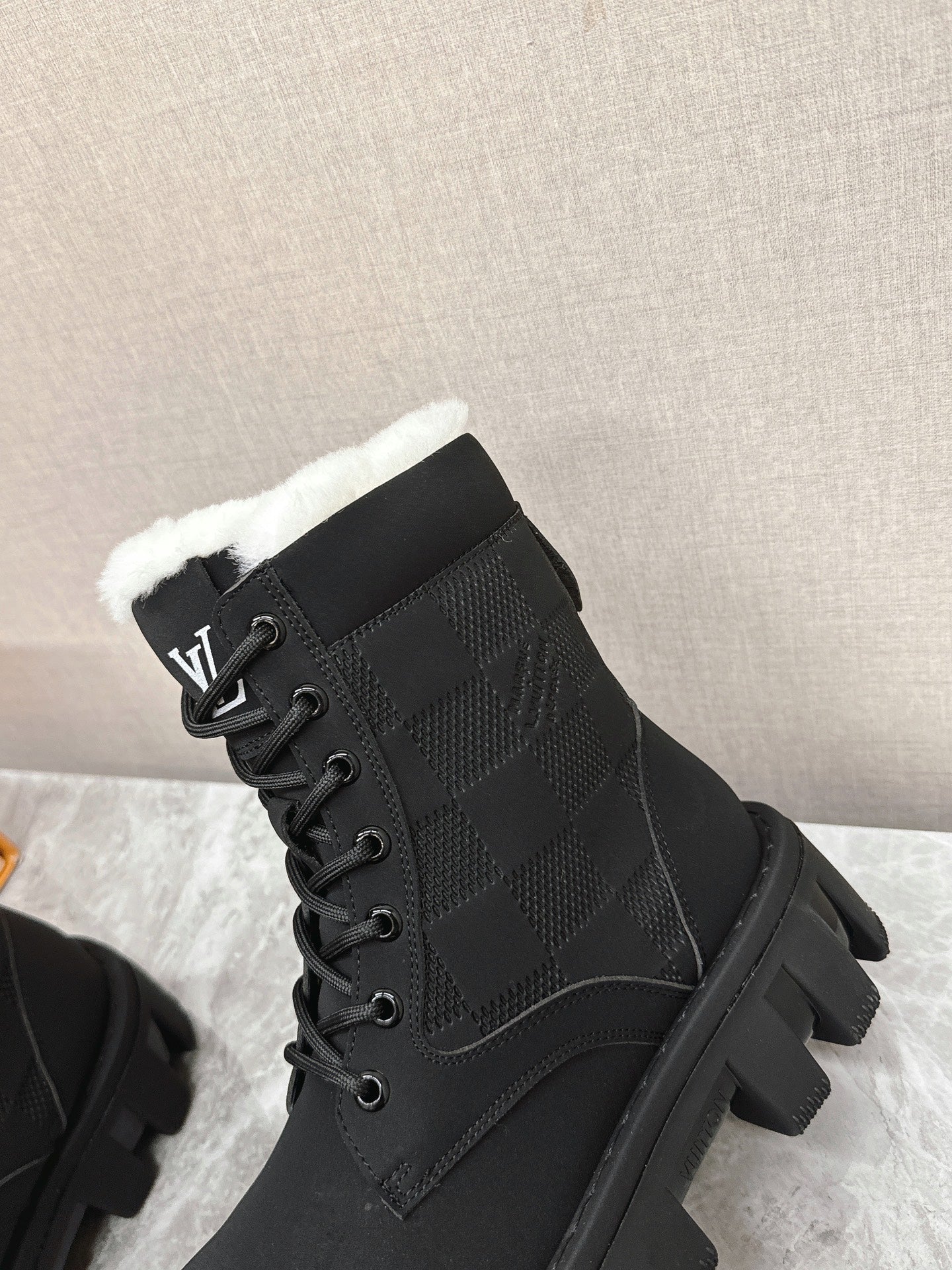 LOUIS VUITTON MARTIN ANKLE BOOTS IN BLACK SUEDE AND WHITE SHEARLING LINING