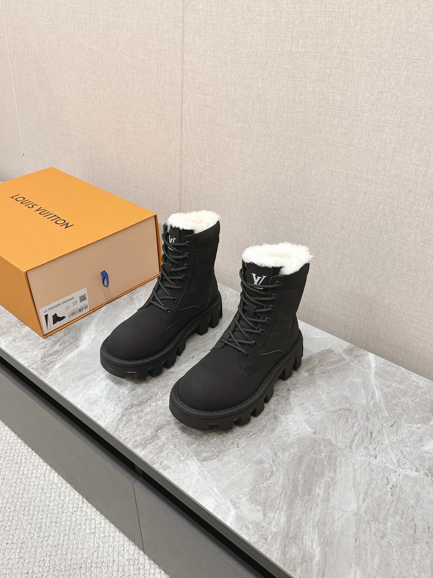 LOUIS VUITTON MARTIN ANKLE BOOTS IN BLACK SUEDE AND WHITE SHEARLING LINING