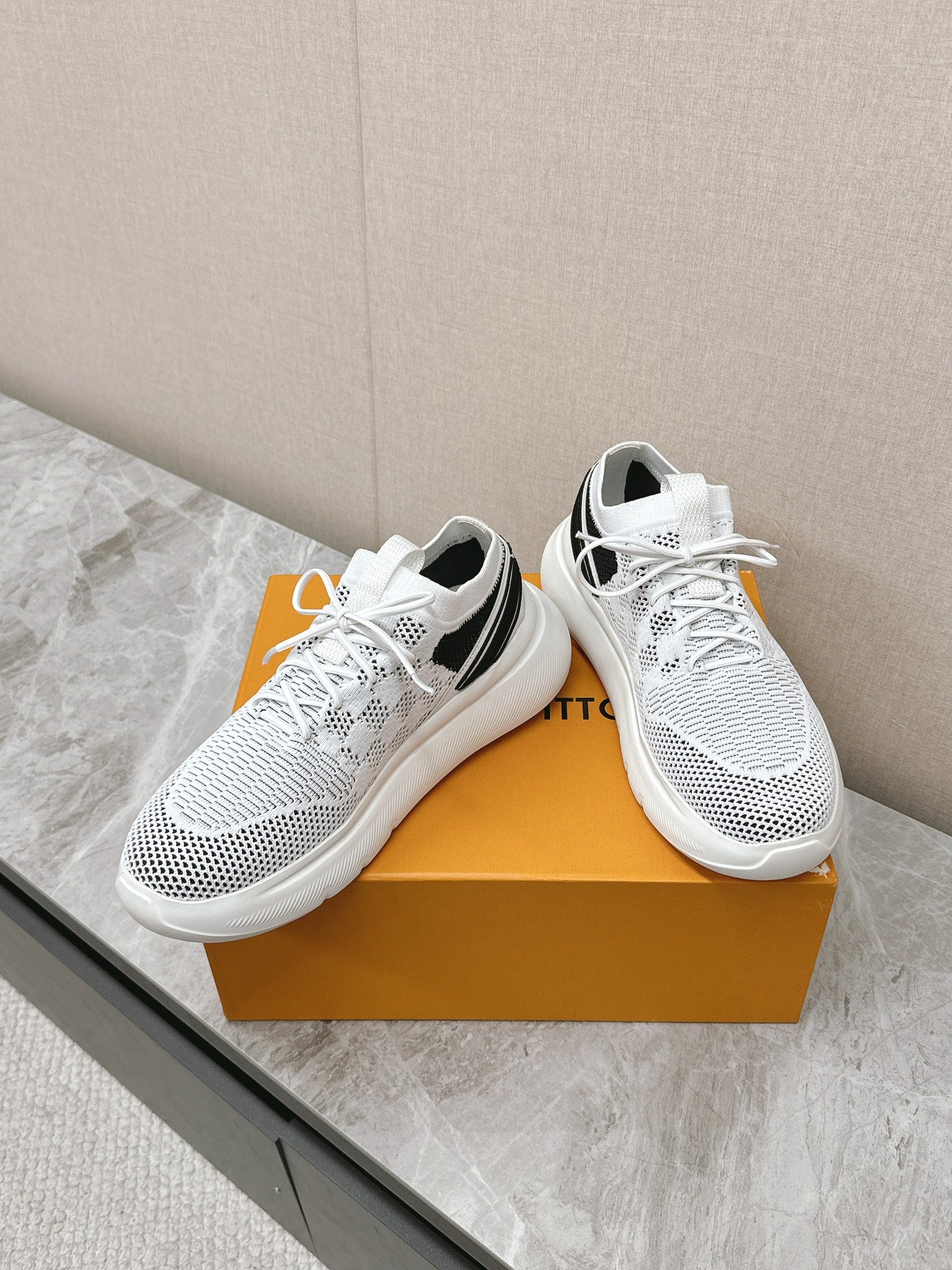 LOUIS VUITTON SNEAKERS IN WHITE DAMIER ELASTIC FABRIC