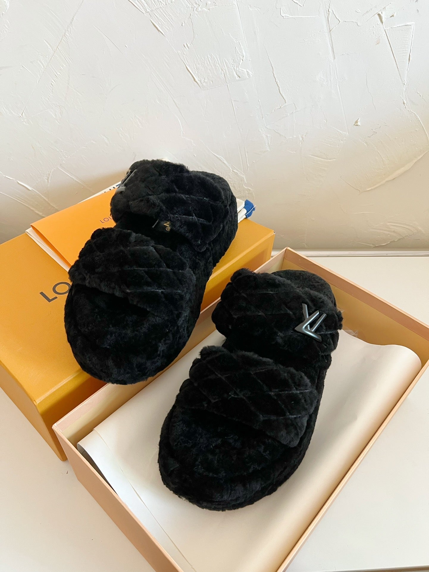 LOUIS VUITTON LV SUNSET PLATFORM COMFORT MULE IN BLACK SHEARLING