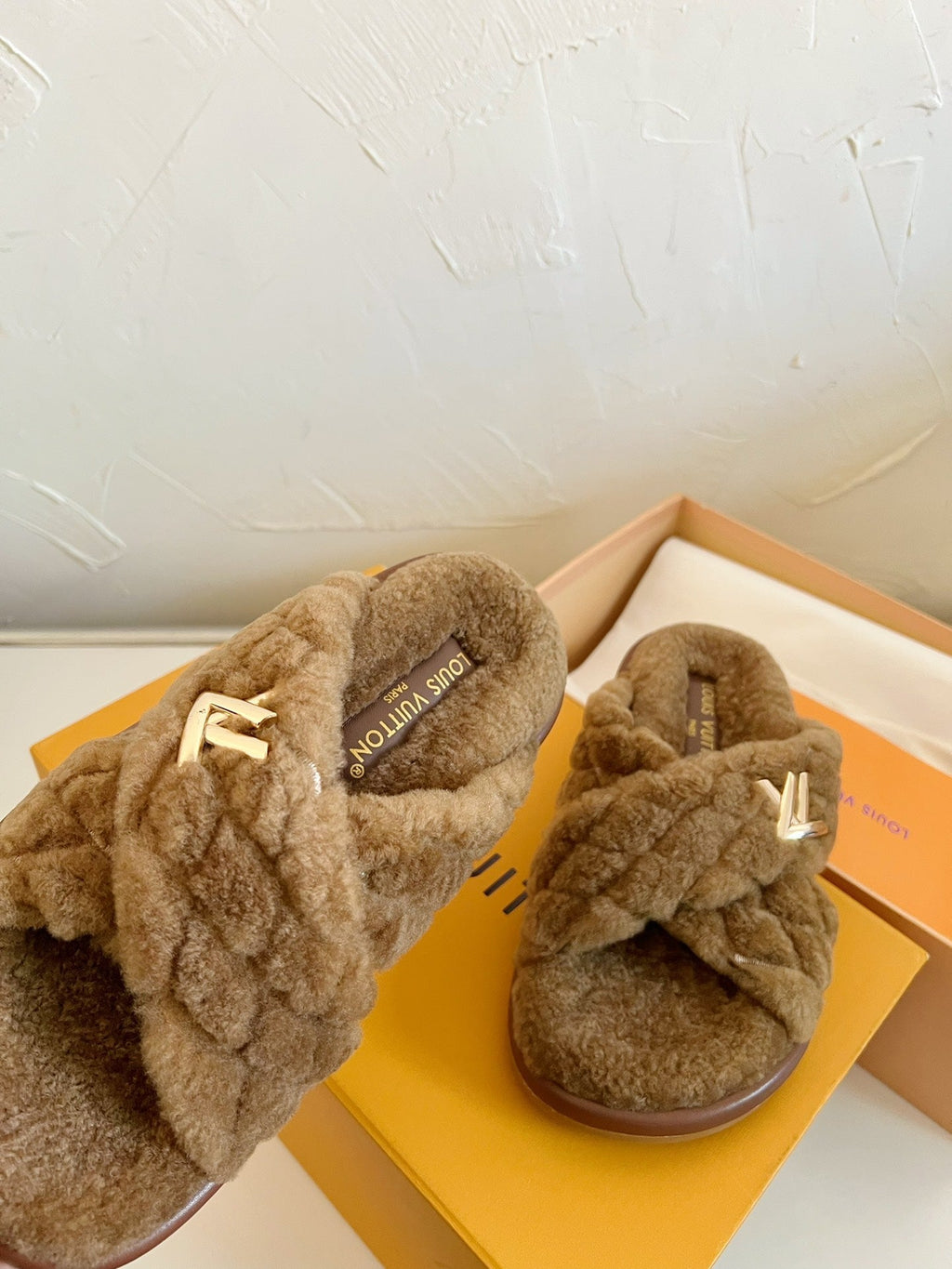 LOUIS VUITTON LV BLISS COMFORT MULE IN CHOCOLATE BROWN SHEARLING