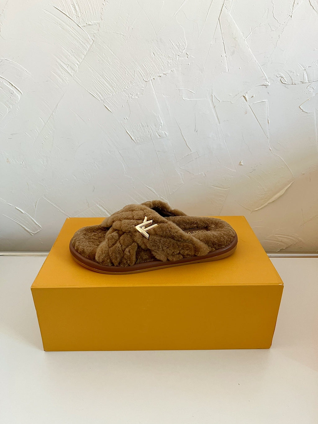 LOUIS VUITTON LV BLISS COMFORT MULE IN CHOCOLATE BROWN SHEARLING