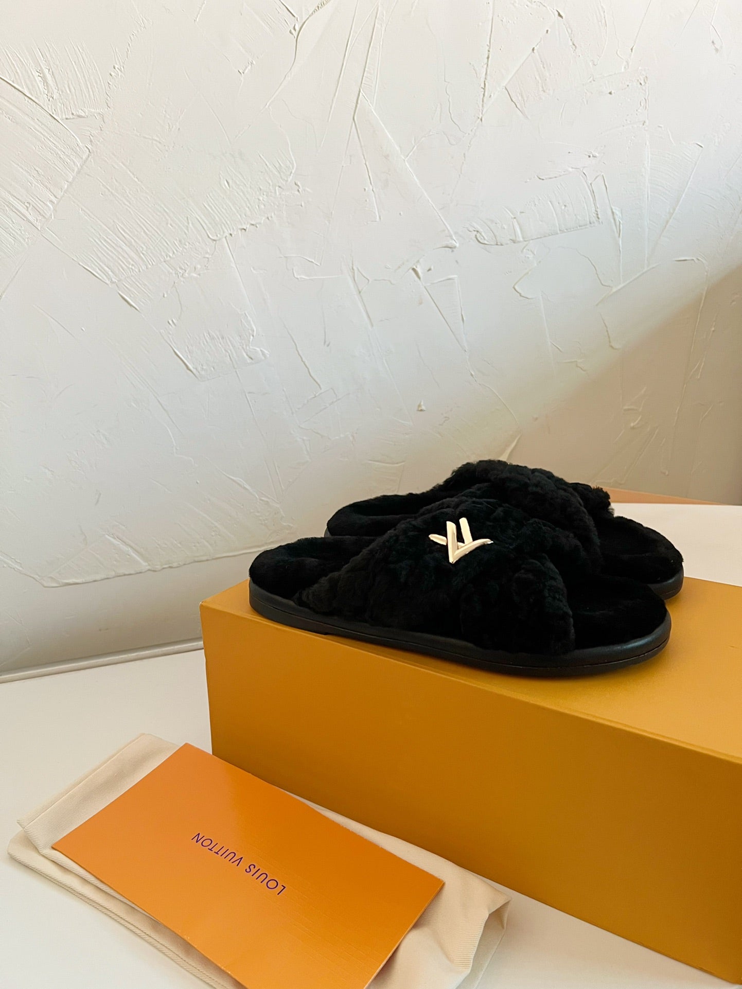 LOUIS VUITTON LV BLISS COMFORT MULE IN BLACK SHEARLING
