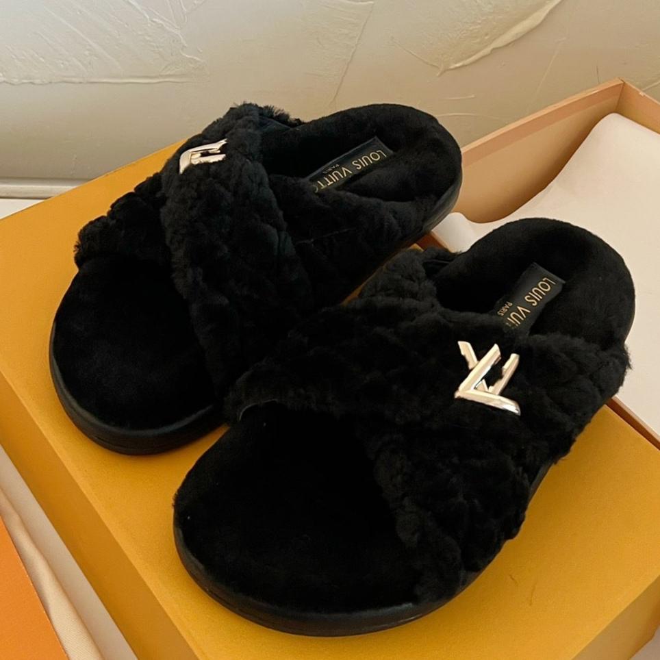 LOUIS VUITTON LV BLISS COMFORT MULE IN BLACK SHEARLING