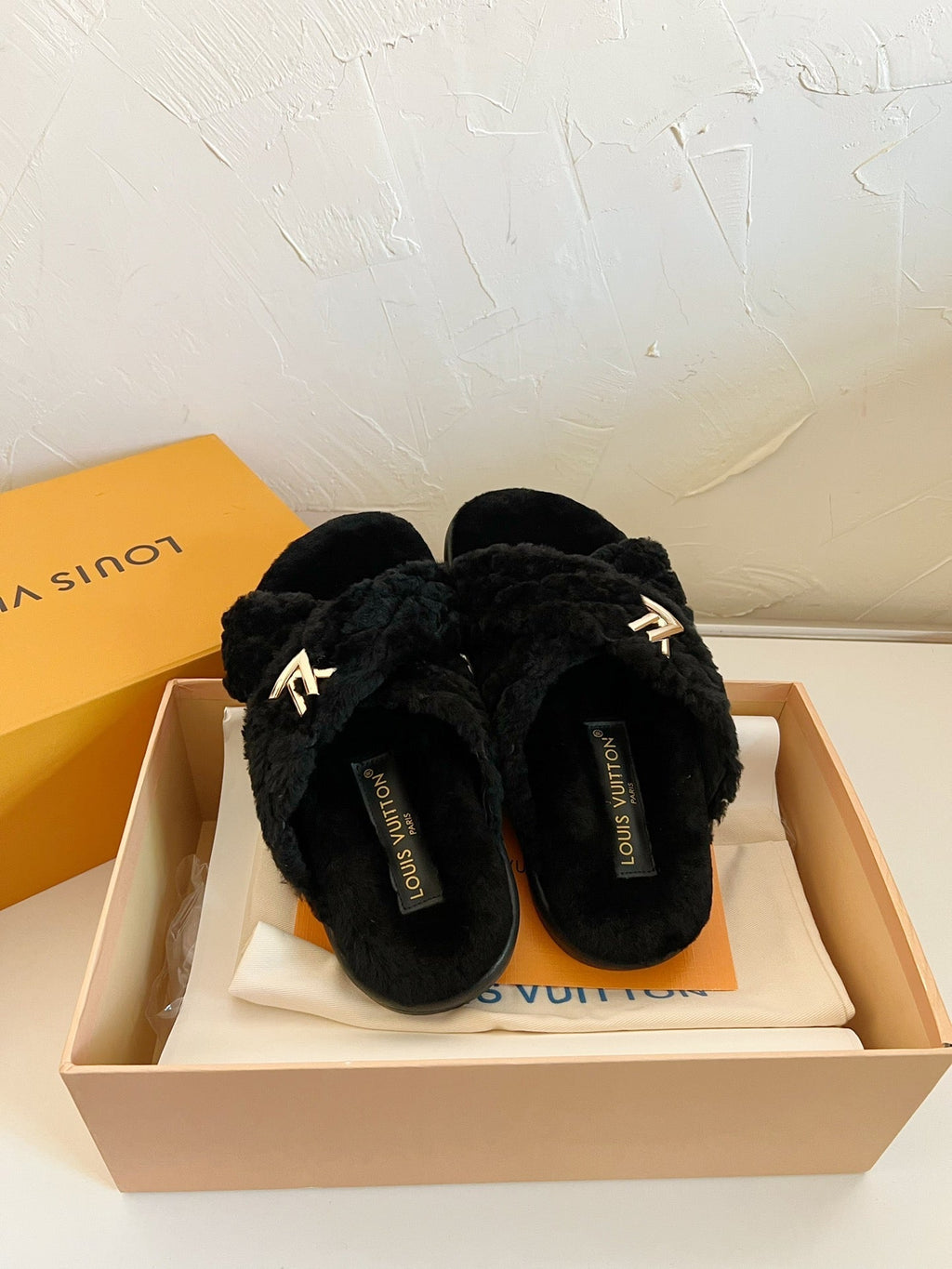 LOUIS VUITTON LV BLISS COMFORT MULE IN BLACK SHEARLING