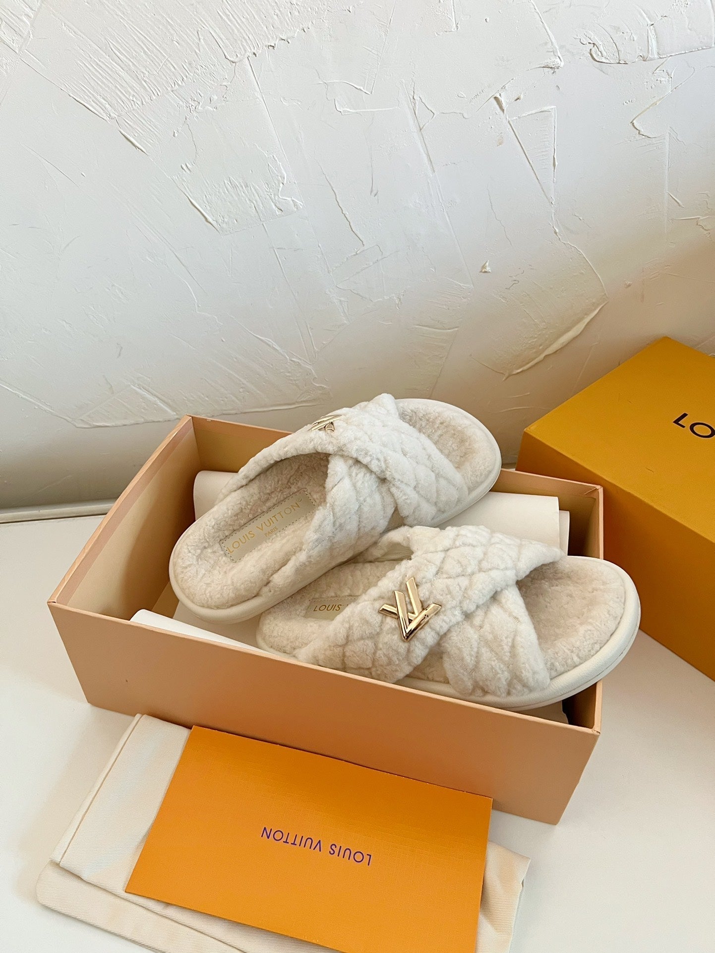 LOUIS VUITTON LV BLISS COMFORT MULE IN BEIGE SHEARLING