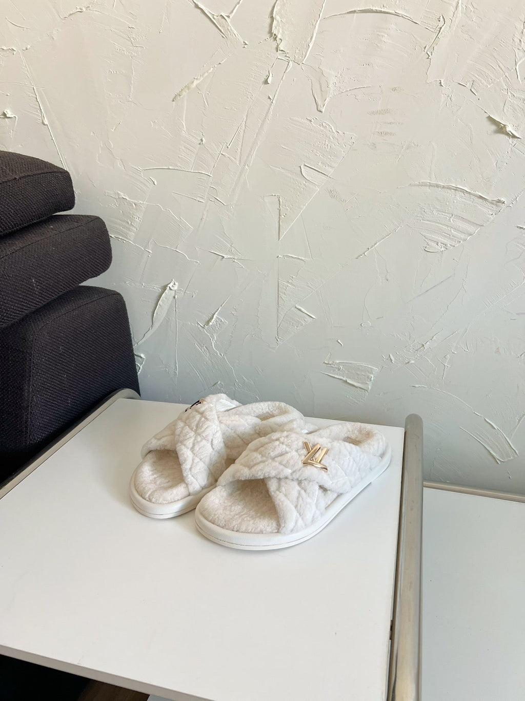 LOUIS VUITTON LV BLISS COMFORT MULE IN BEIGE SHEARLING