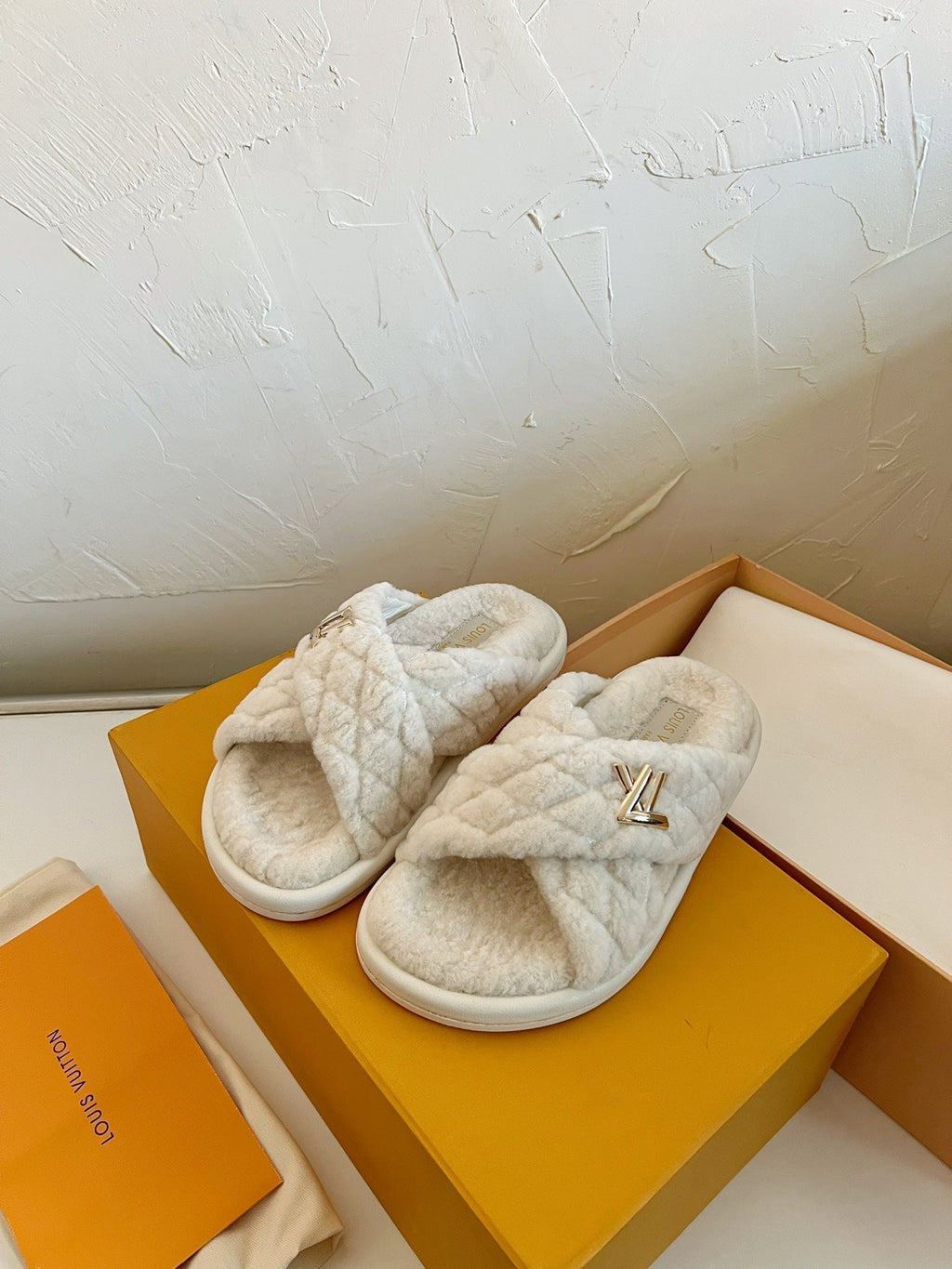 LOUIS VUITTON LV BLISS COMFORT MULE IN BEIGE SHEARLING