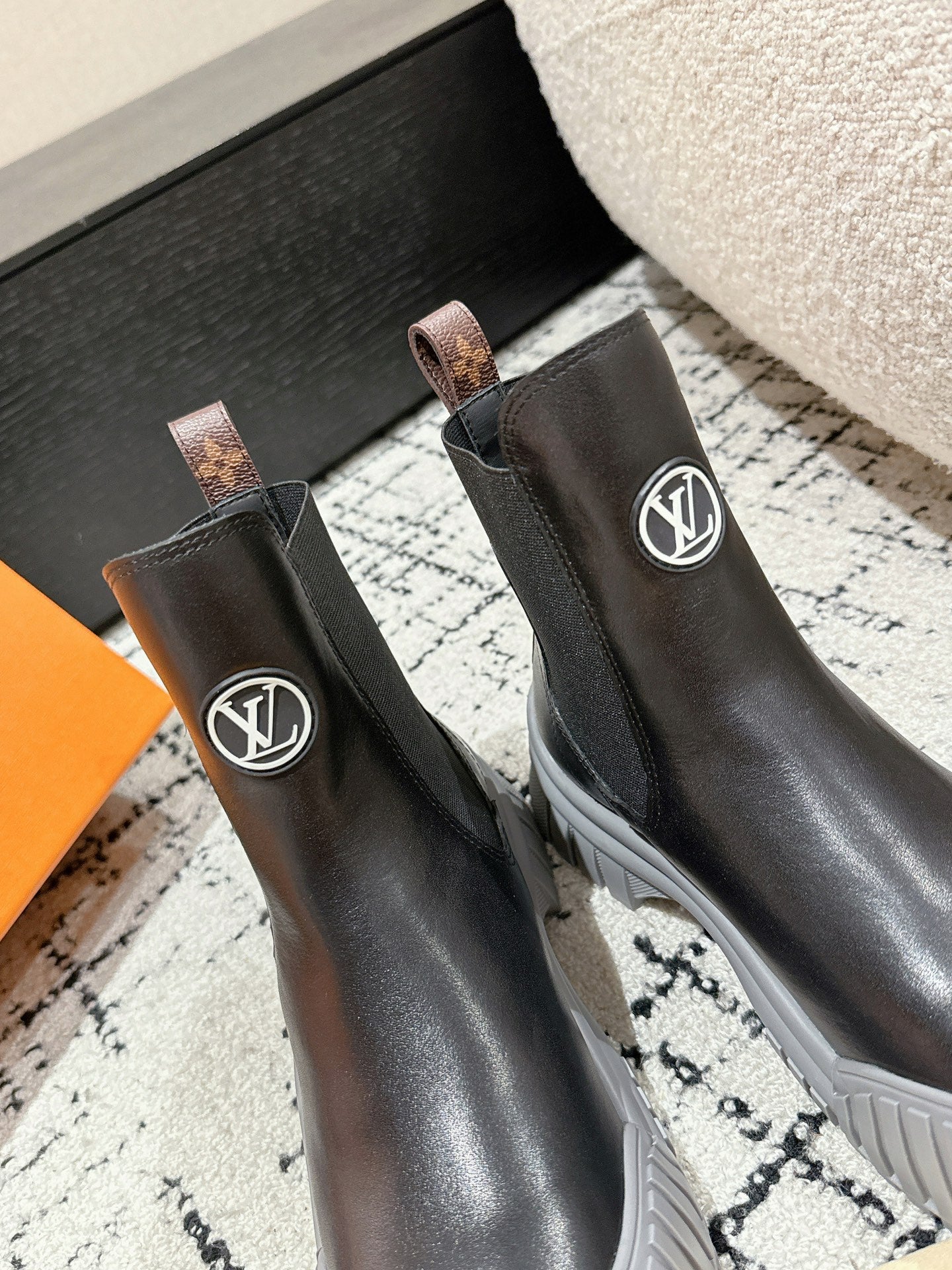 LOUIS VUITTON RUBY BOOTS IN BLACK AND CLOUD GRAY CALFSKIN